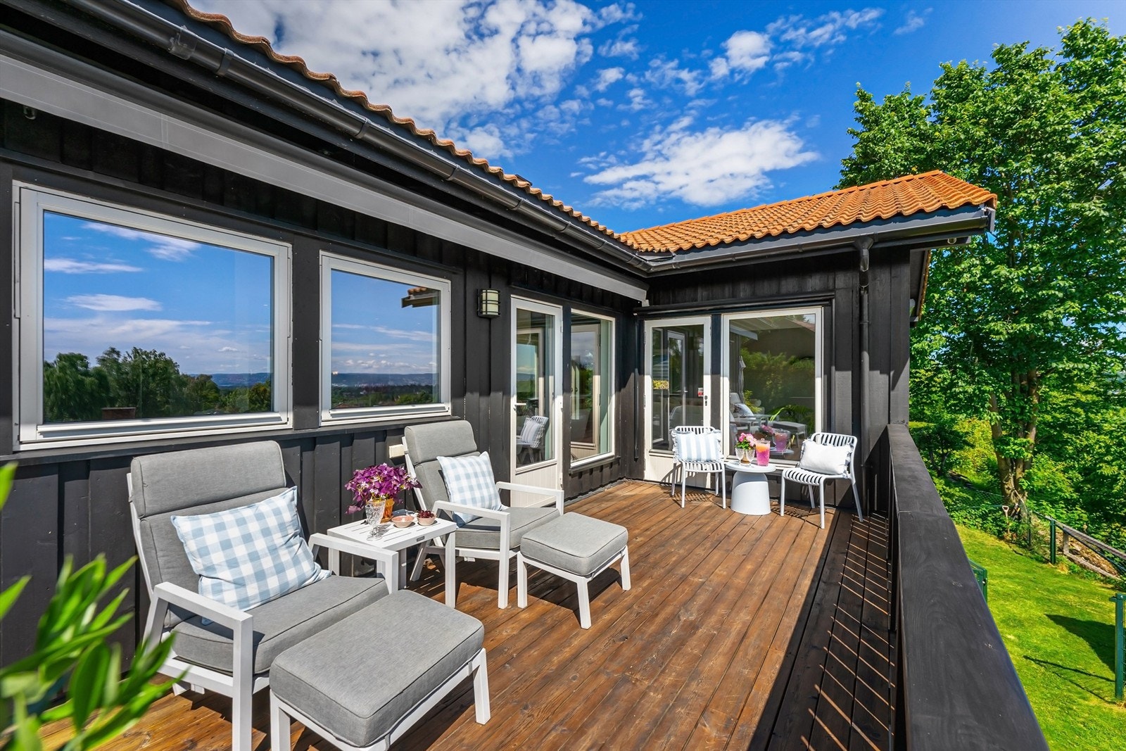 Fra balkongen er det adkomst til en terrasse på 30 m². Galleribilde