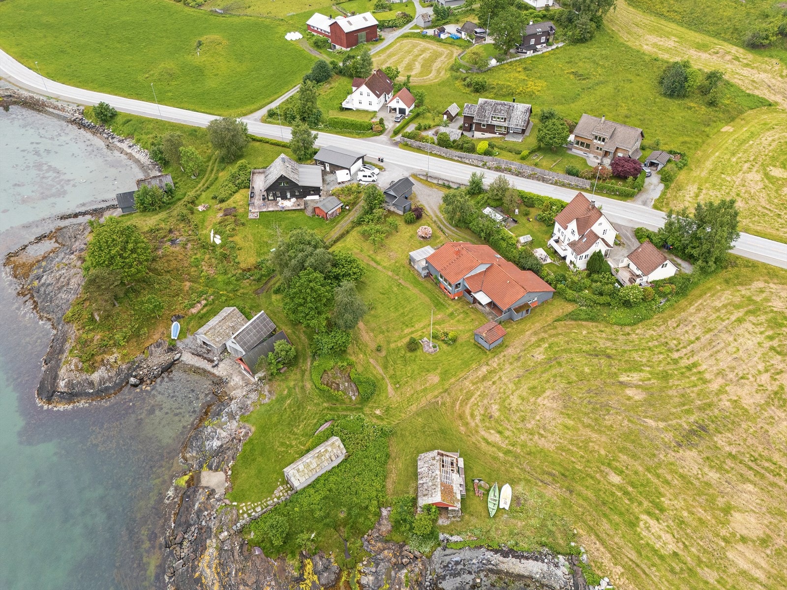 Dronefoto over bolig- og nausttomten Galleribilde