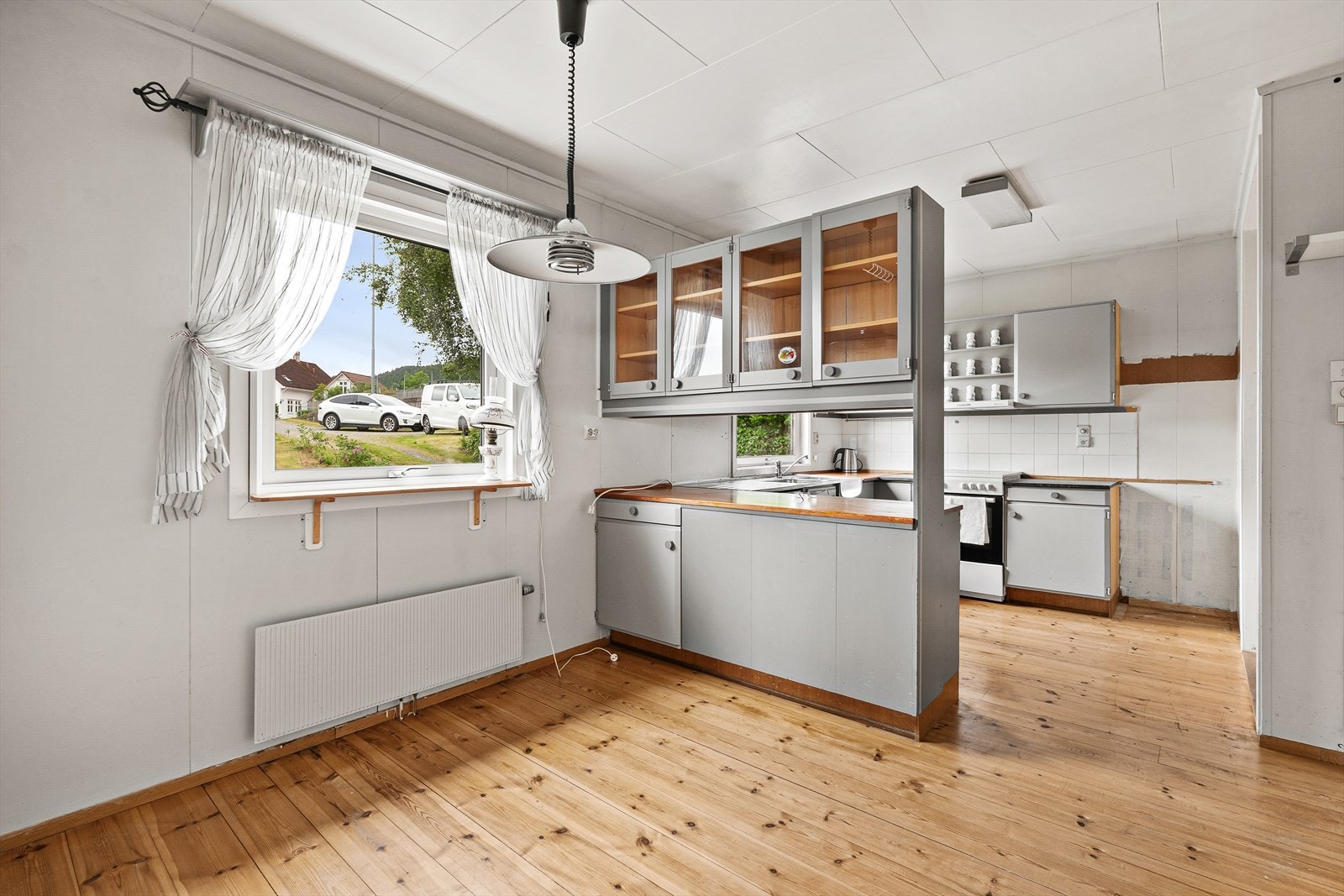 Plass til spisebord ved vindu Galleribilde
