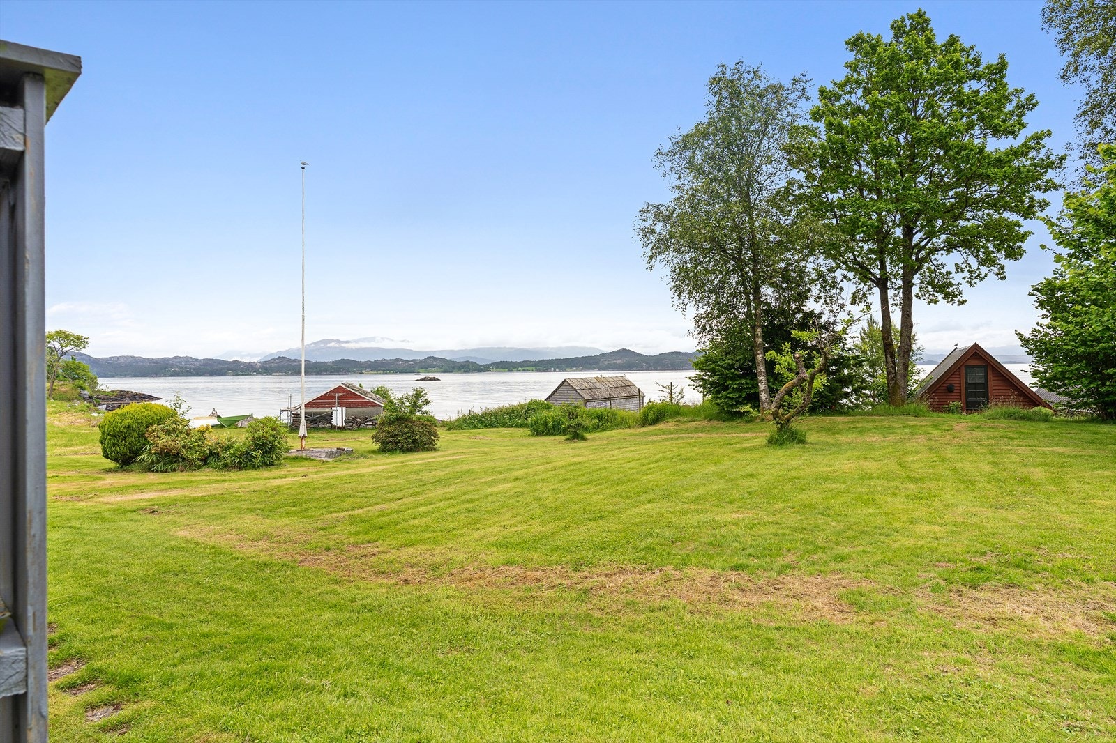 Uteområdet gir rikelig med plass for lek og hageaktiviteter. Galleribilde