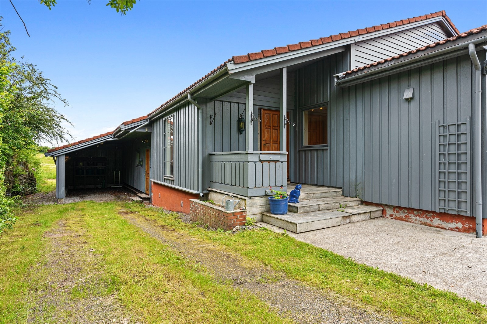 Overbygd inngangsparti. Til venstre carport m/inngang vaskerom. Galleribilde