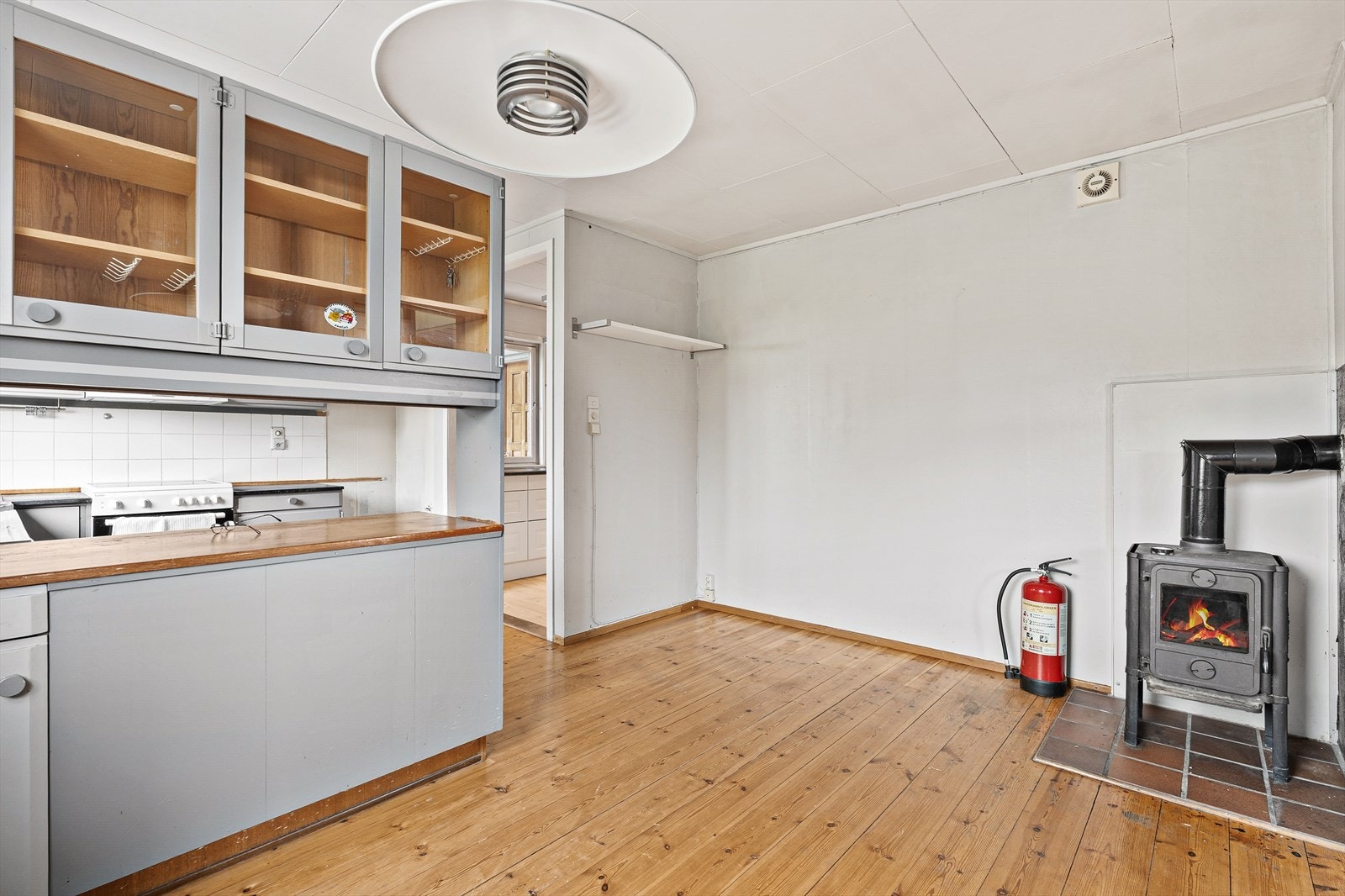 I tilknytning til kjøkkenet er det en vedovn. Galleribilde