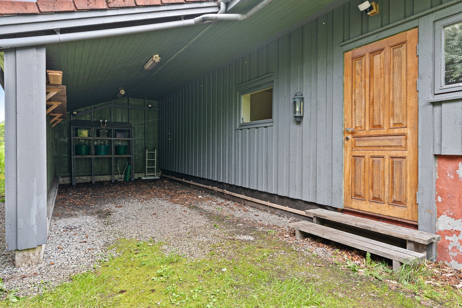 Praktisk carport i tilknytning til boligen. Galleribilde