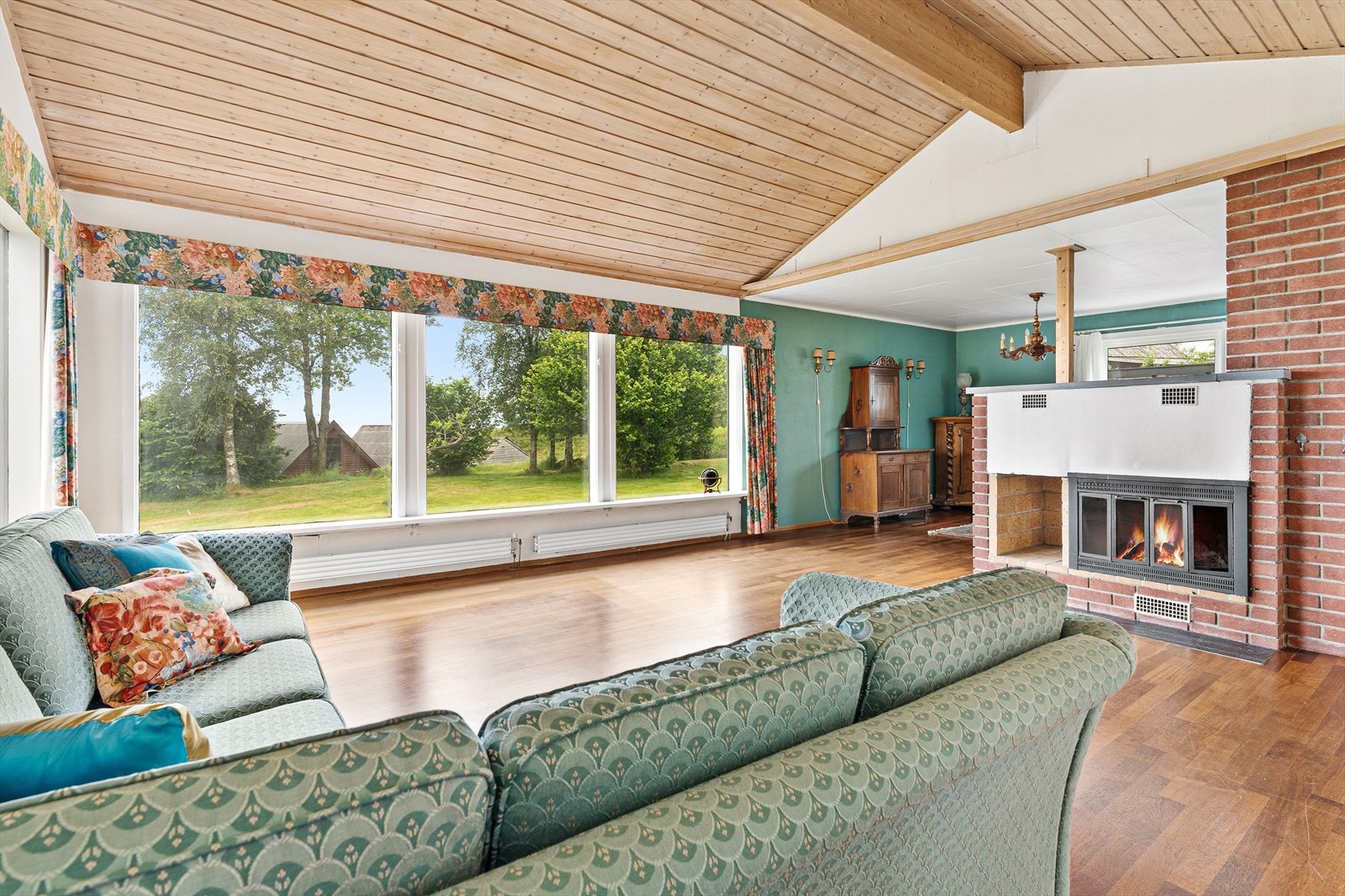 Romslig stue med god plass til stor sofagruppe. Galleribilde