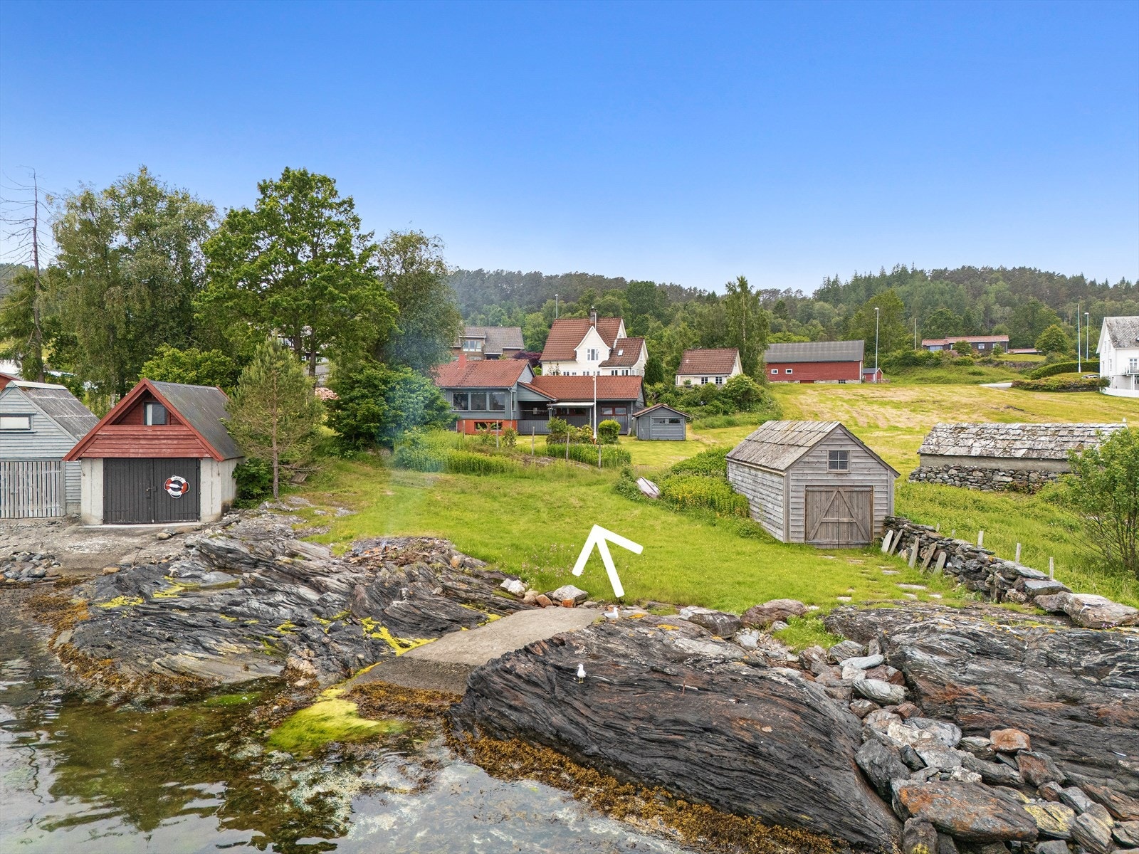 Idyllisk plassering i strandkanten med flott utsikt med nausttomt v/pil Galleribilde