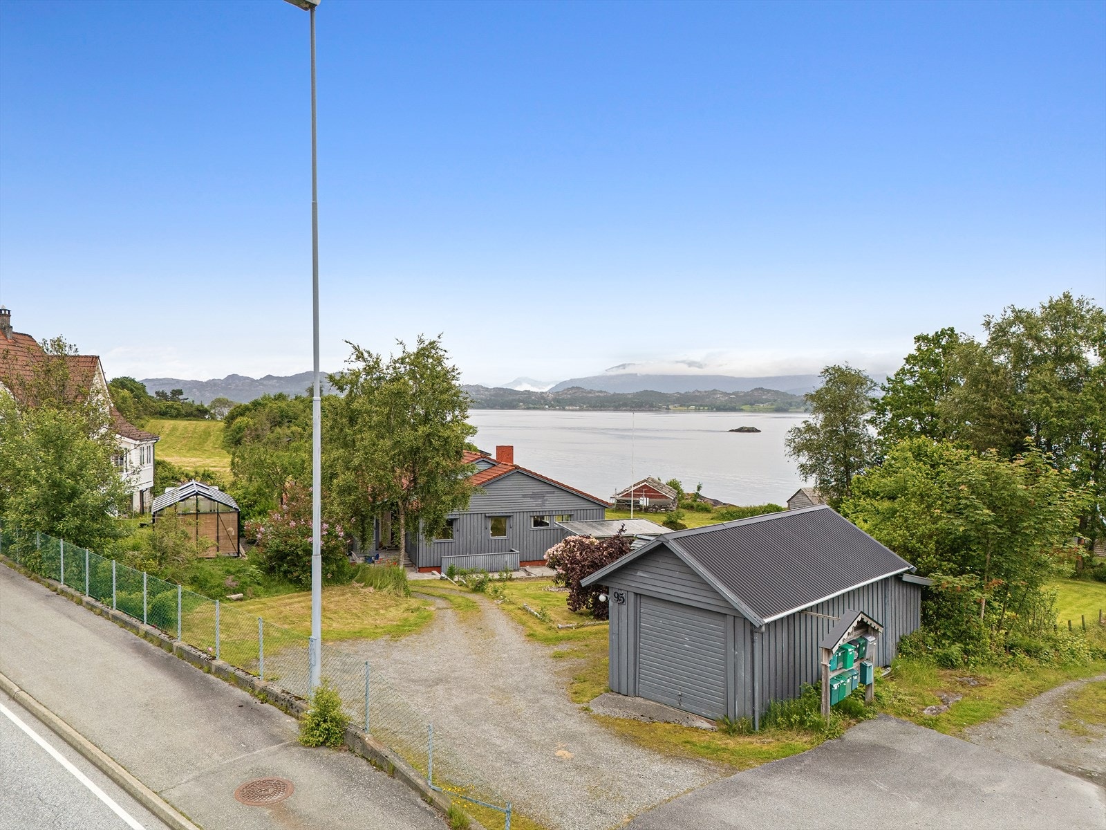 Gode parkeringsmuligheter på egen tomt, med både garasje og carport. Galleribilde