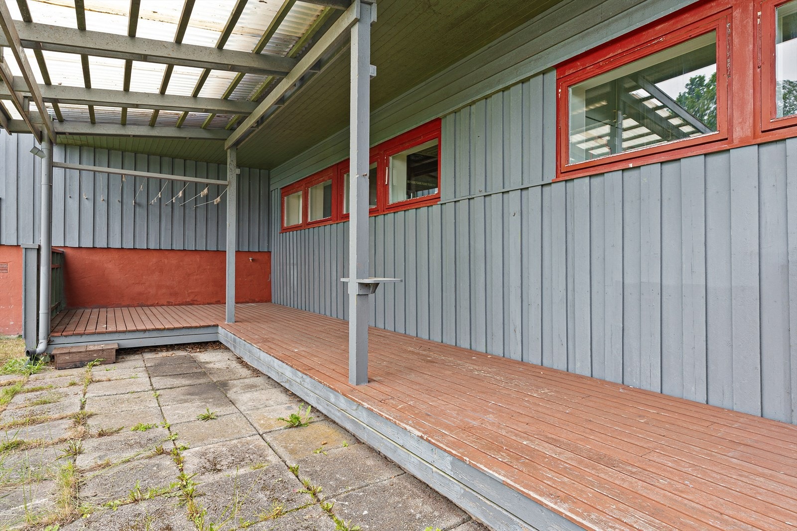 Overbygd uteområde langs deler av boligens fasade. Galleribilde