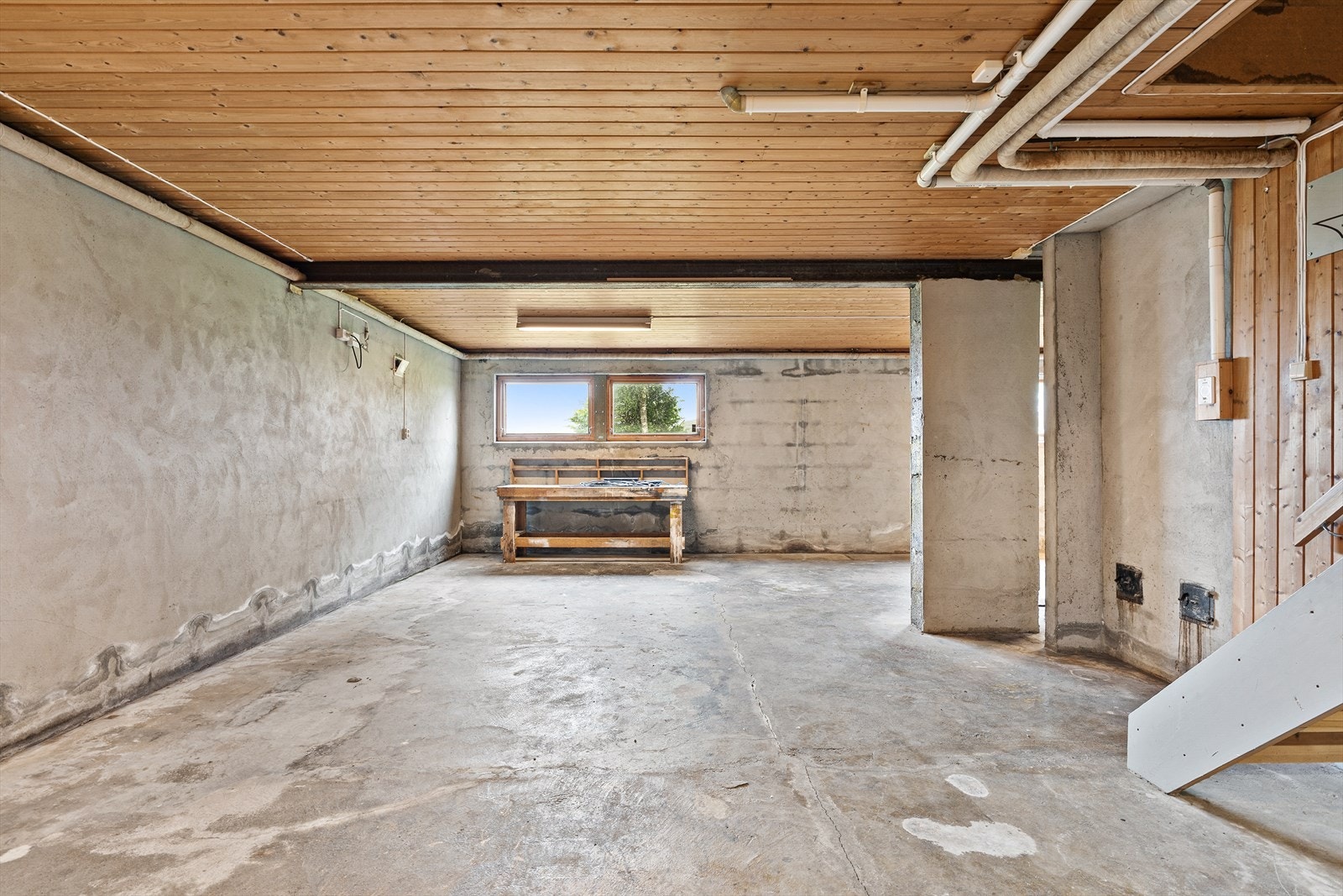 Kjelleren har også egen utgang til hagen via en betongtrapp. Galleribilde