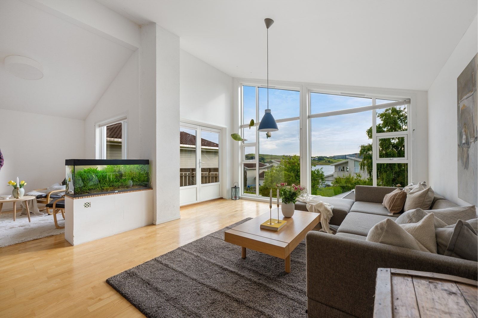 De store vindusflatene gir boligen rikelig med naturlig lys. Galleribilde