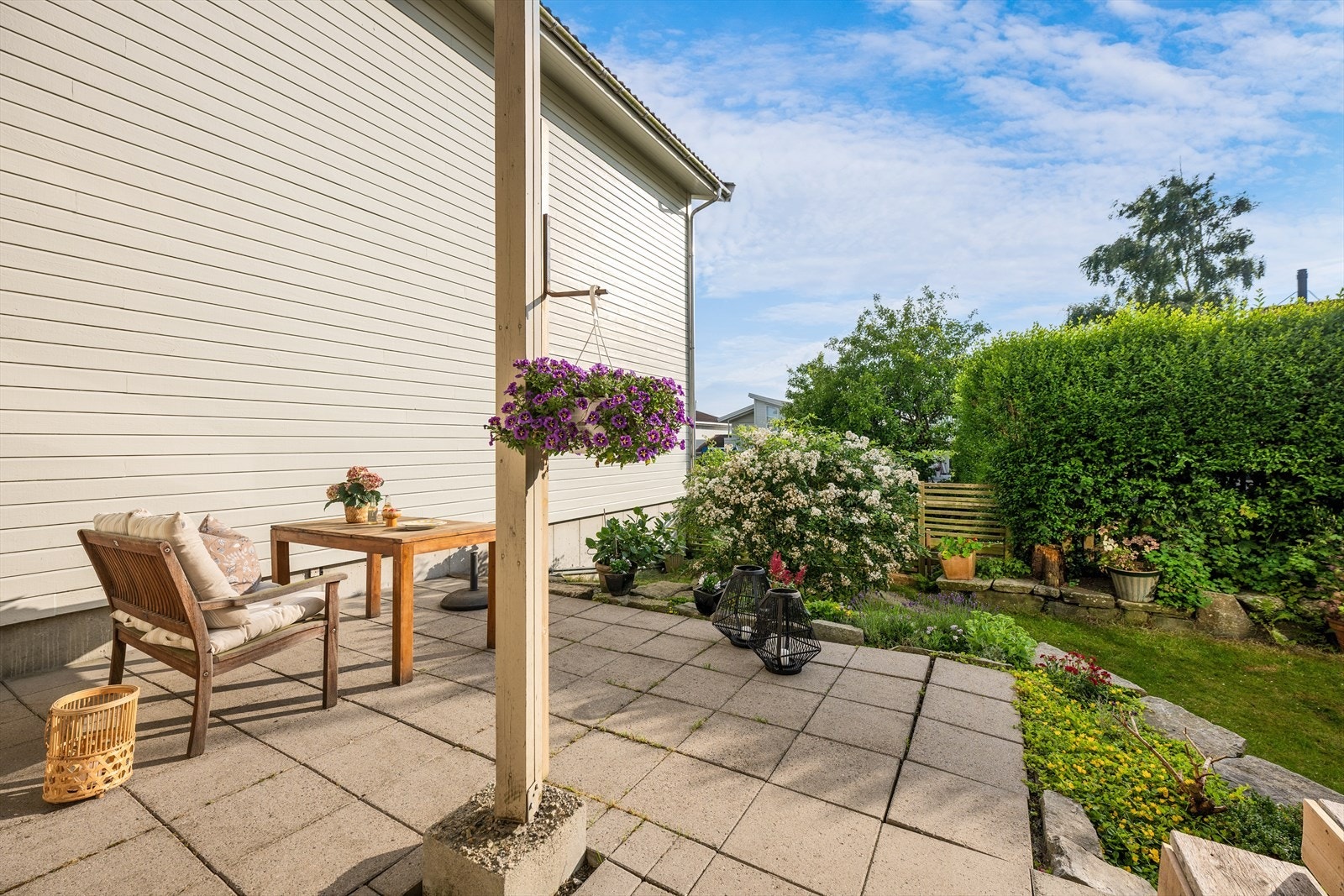 Solrik terrasse med vakre grønntområder. Galleribilde
