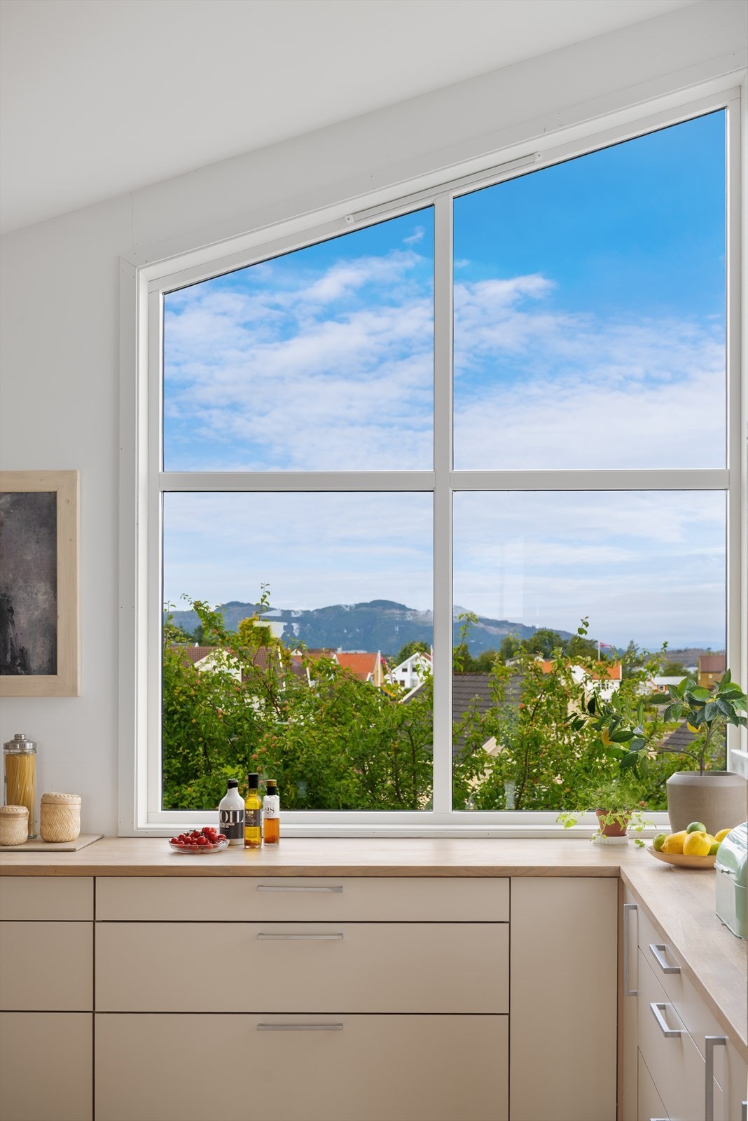 Kjøkkenet har innredning med glatte fronter, og benkeplaten er av
tre. Galleribilde