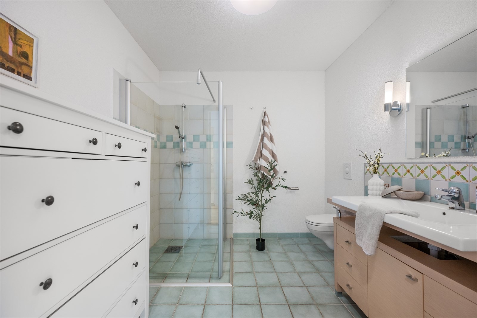 Lyst og funksjonelt bad med romslig innredning og god skapplass. Galleribilde