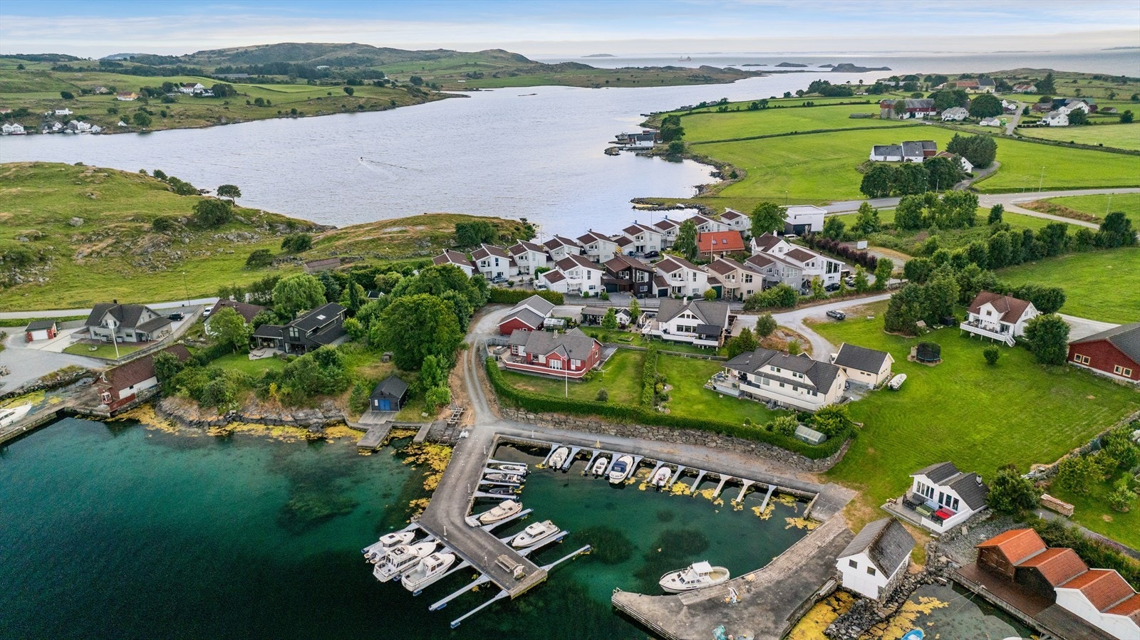 Fra boligen kan du rusle ned til sjøen for et bad eller en tur med kajakken. Galleribilde