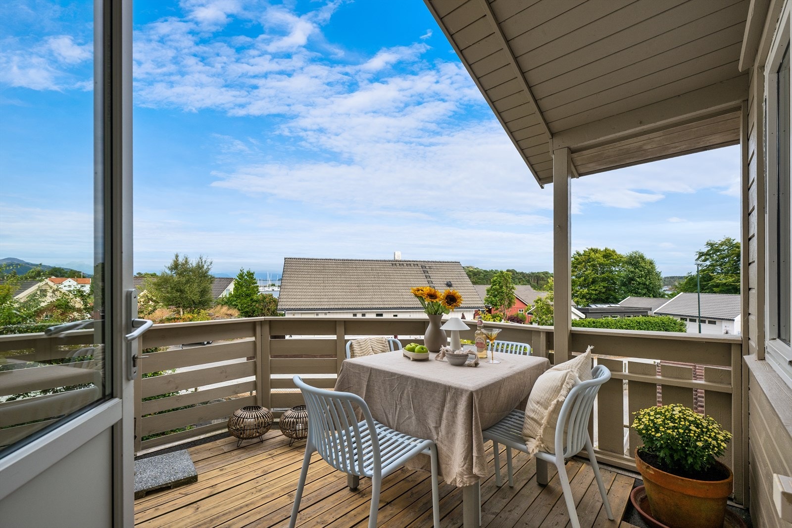 Flott terrasse hvor du kan nyte morgenkaffen. Galleribilde
