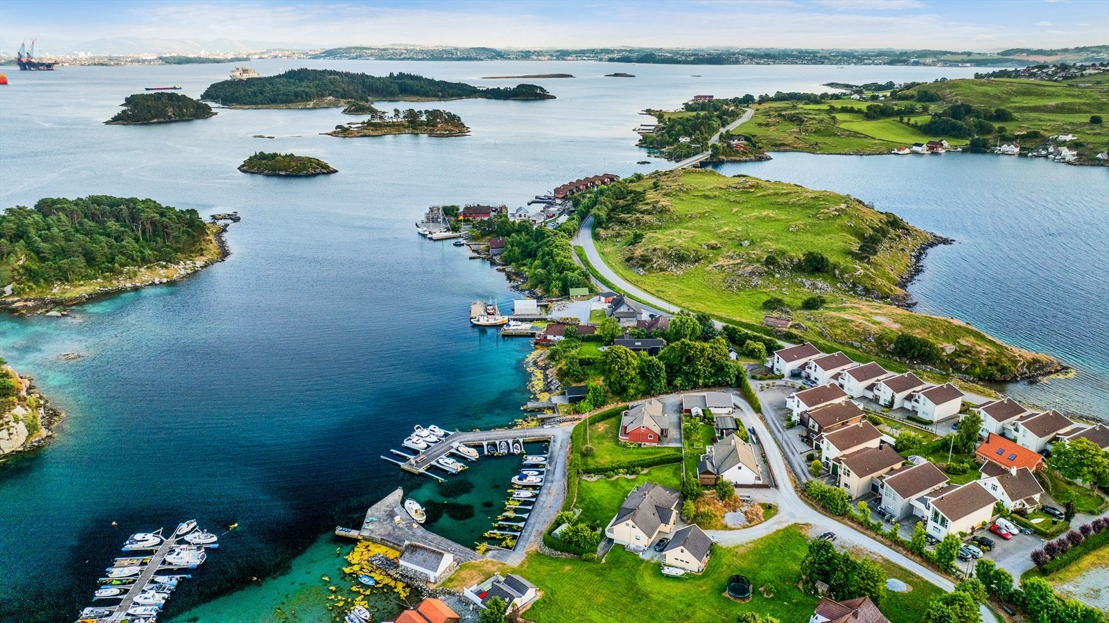 Boligen ligger flott til i idylliske omgivelser Galleribilde