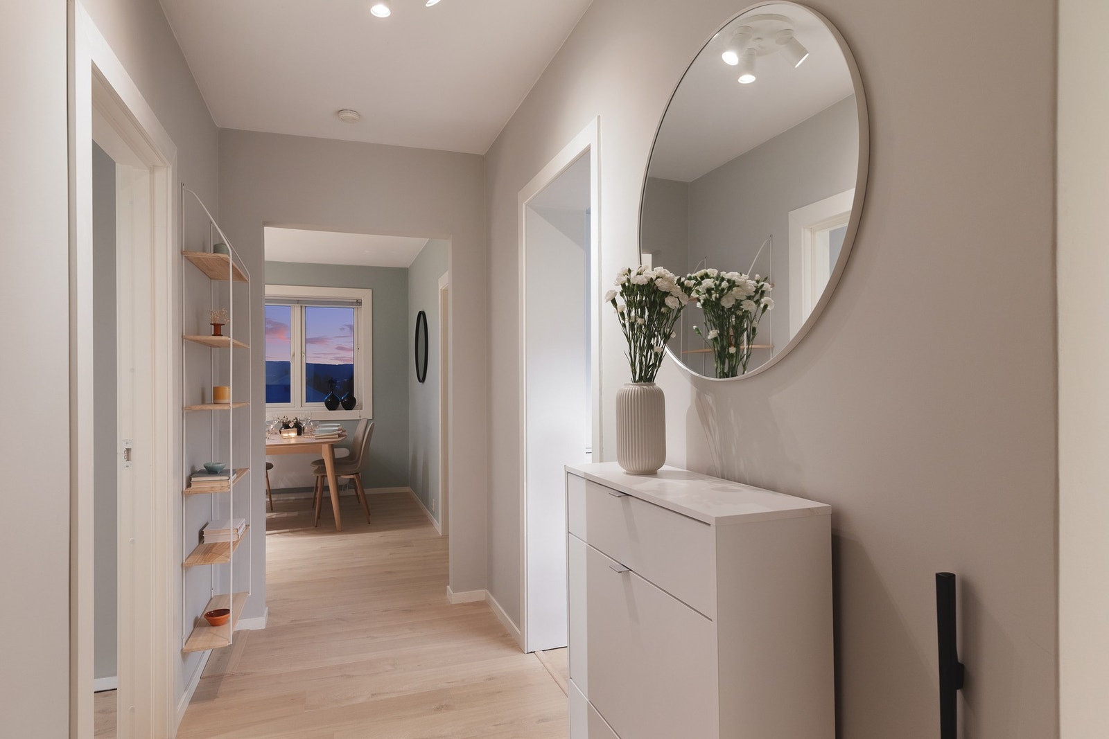 Leiligheten har ytterligere oppbevaringsplass i to kjellerboder og én loftsbod på totalt 14 m². Galleribilde