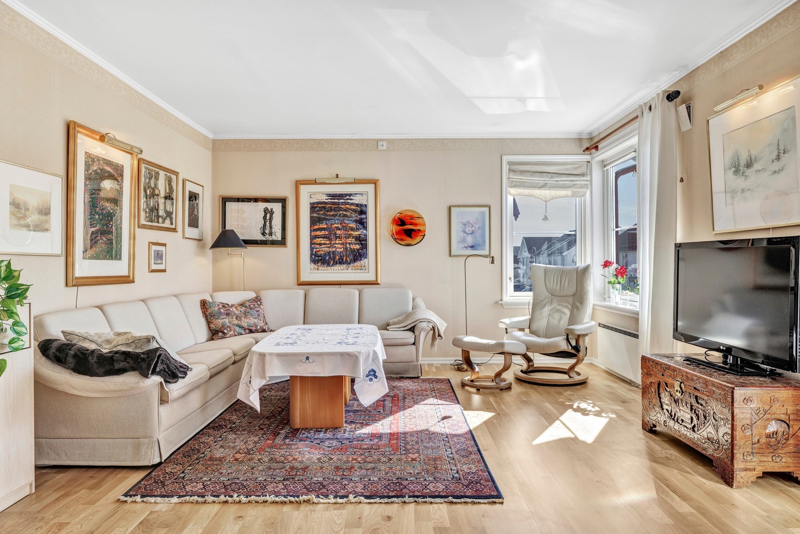 Romslig stue med god plass til både sofagruppe og spisebord. Galleribilde