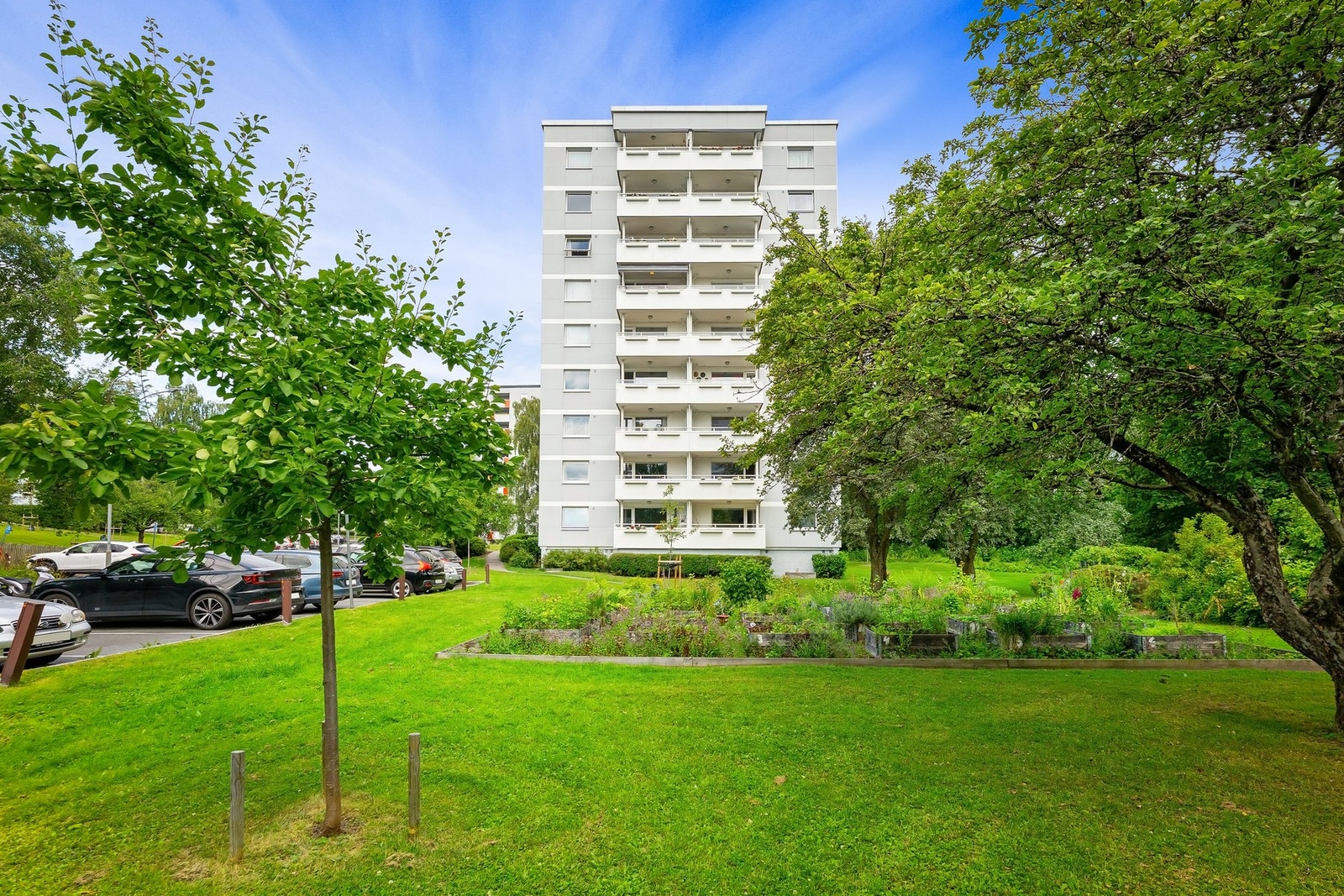 Her bor du i et veletablert boligområde med grønne omgivelser og kort vei til både kollektivtransport og servicetilbud. Galleribilde