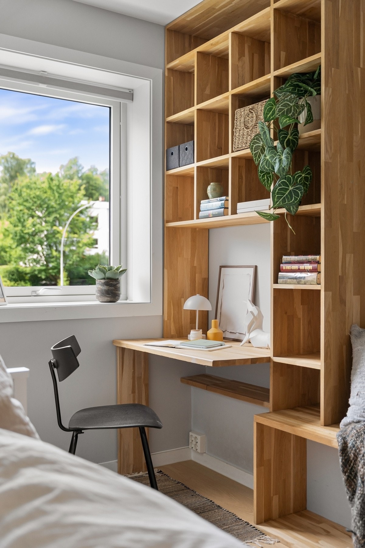 Her er det en smart plassbygd kontorplass. Galleribilde