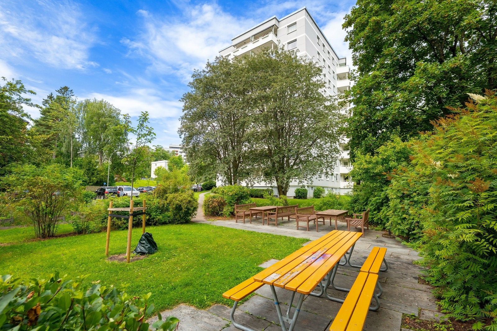 Leiligheten ligger i et etablert borettslag med heis, grønne fellesområder og flere praktiske fasiliteter for beboerne. Galleribilde