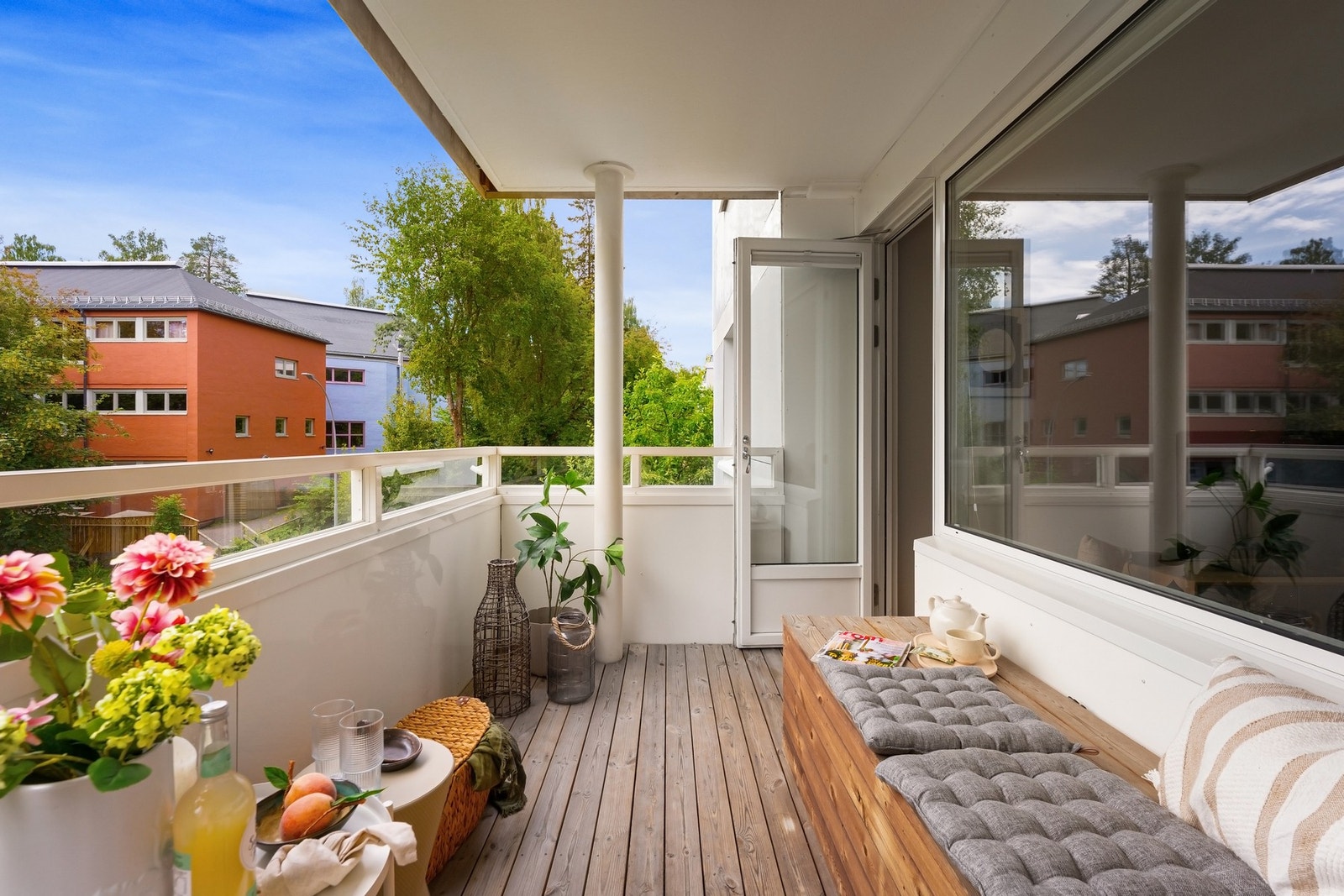 Den romslige balkongen gir god plass til en mindre spisegruppe eller loungemøbler, og kan innredes etter egne ønsker. Galleribilde