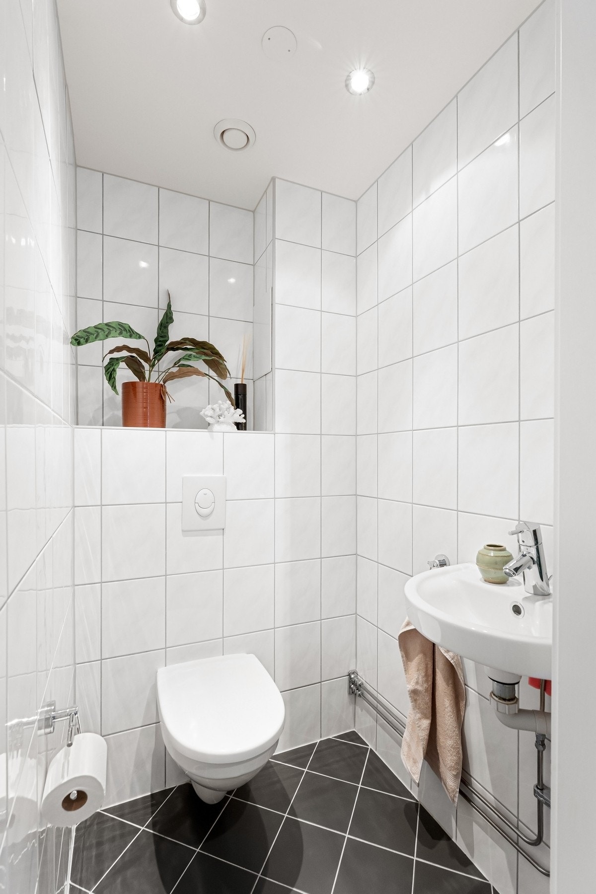 Det separate toalettrommet er innredet med vegghengt toalett, innebygget sisterne og servant med ettgrepsarmatur. Galleribilde