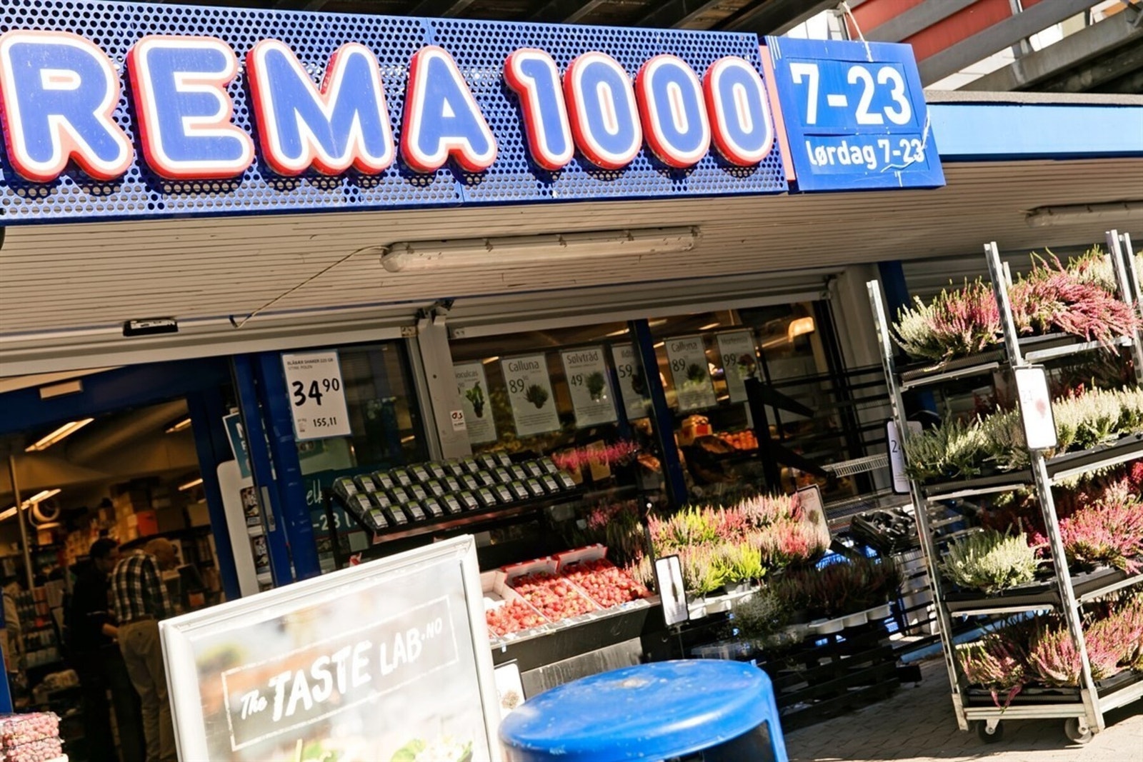 Søndagsåpen grønnsakshandel og Rema 1000 på Hovseter. Det er også Rema 1000 i Arnebråtveien, samt Coop på Huseby. Galleribilde