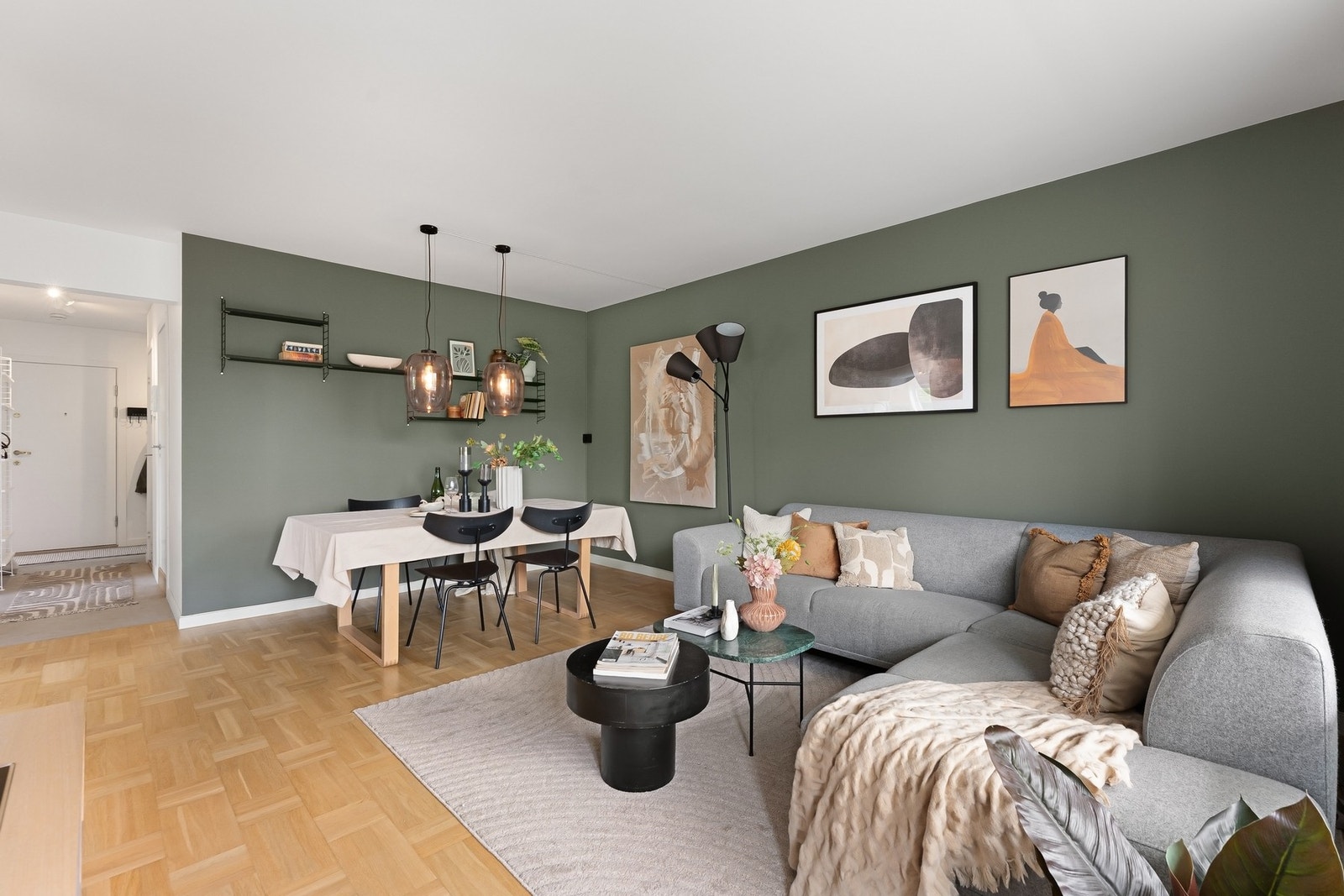 Stuen er et behagelig oppholdsrom med naturlig plass til både avslapning og måltider. Galleribilde