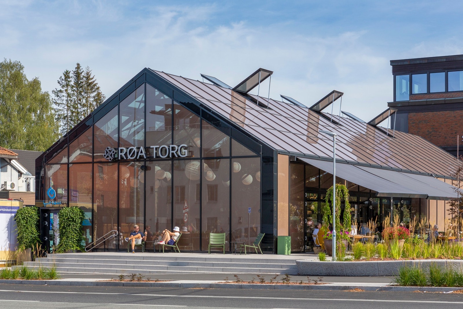 Det er en kort spasertur til Røa sentrum med bl.a. Røasenteret og Røa Torg med en rekke butikker, restauranter og servicetilbud m.m. Galleribilde