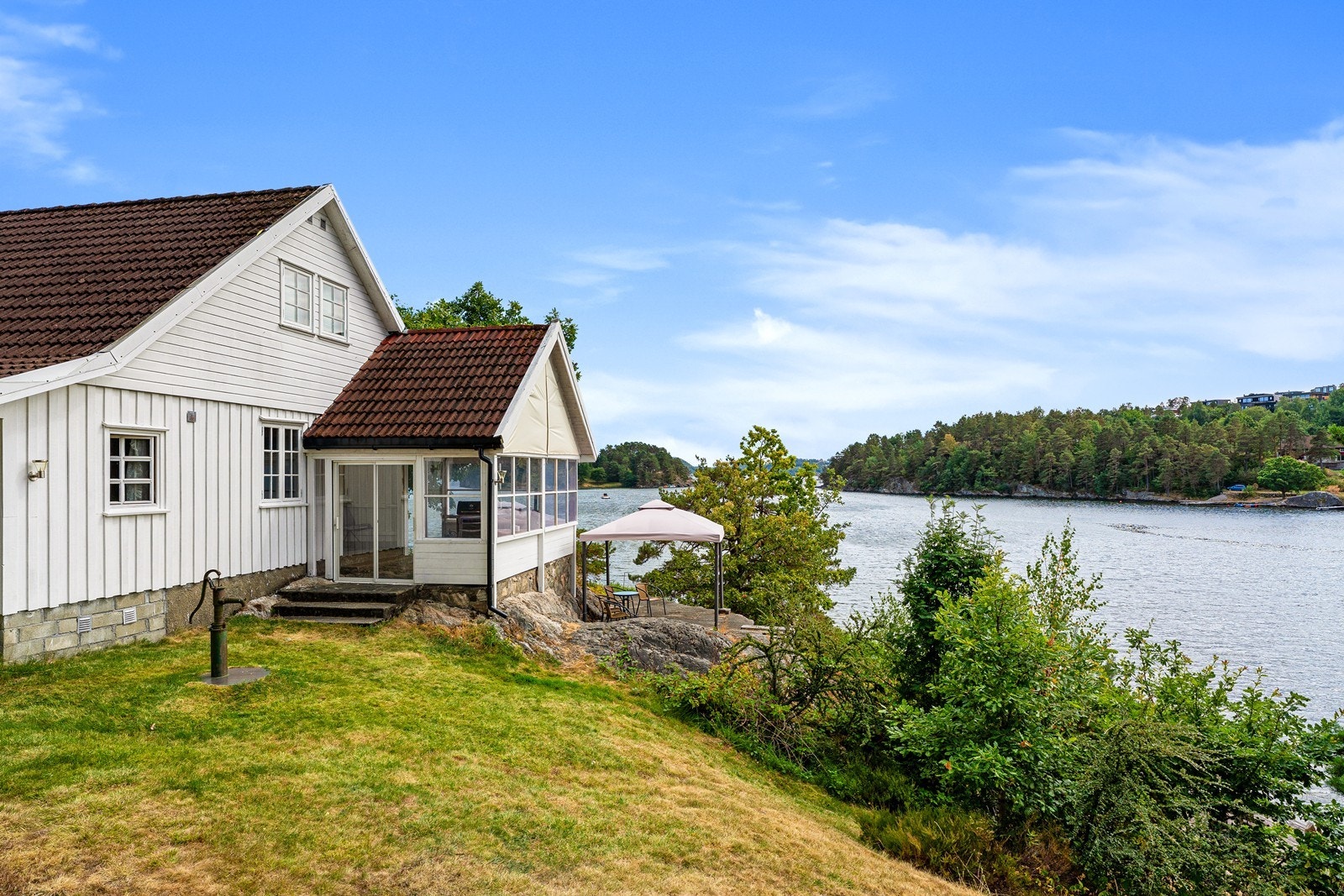 Hytten ligger fantastisk til ved sjøen med utsikt over innseilingen og skjærgården utenfor. Galleribilde