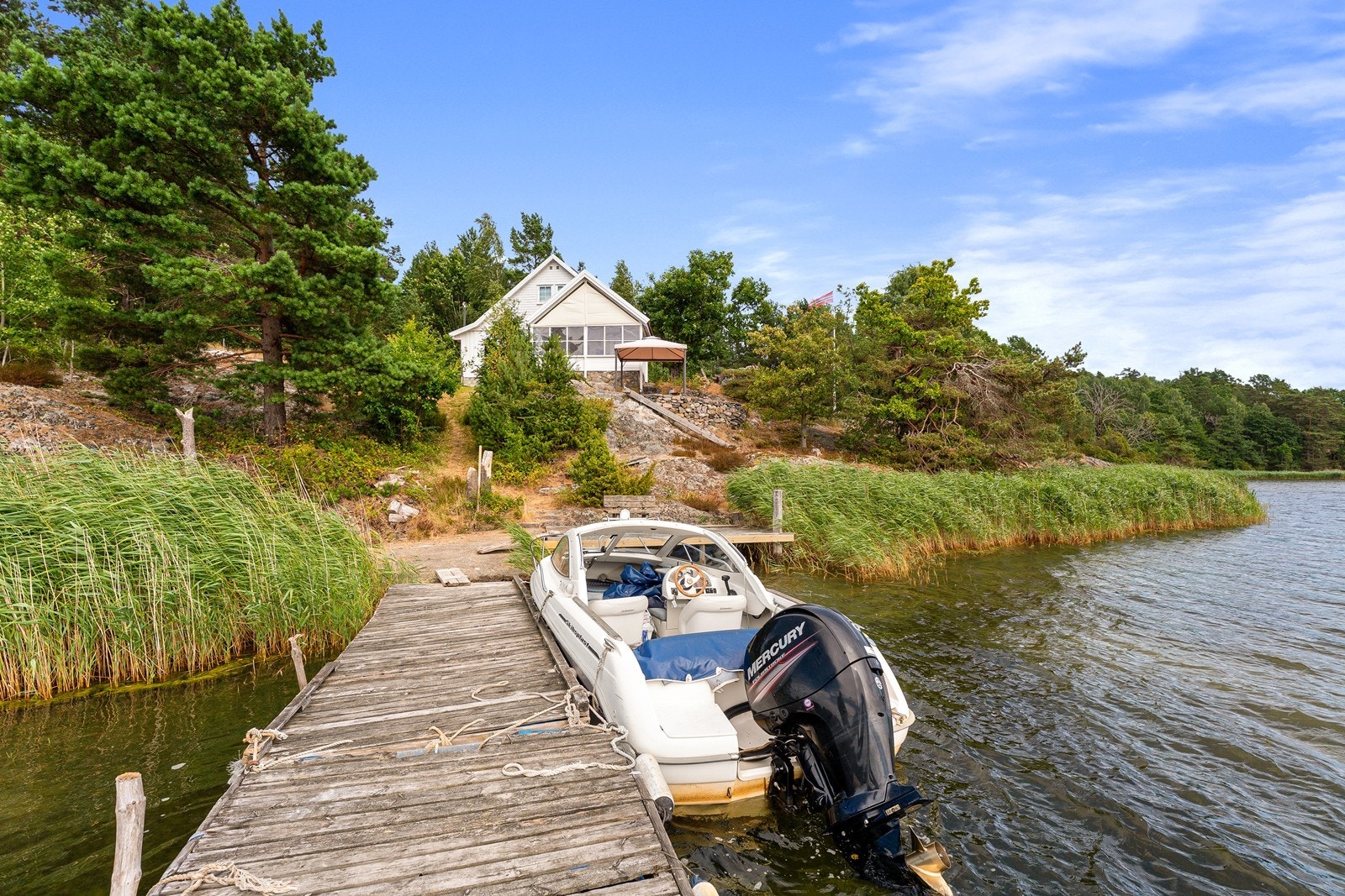 Kort vei opp til hytta. Galleribilde