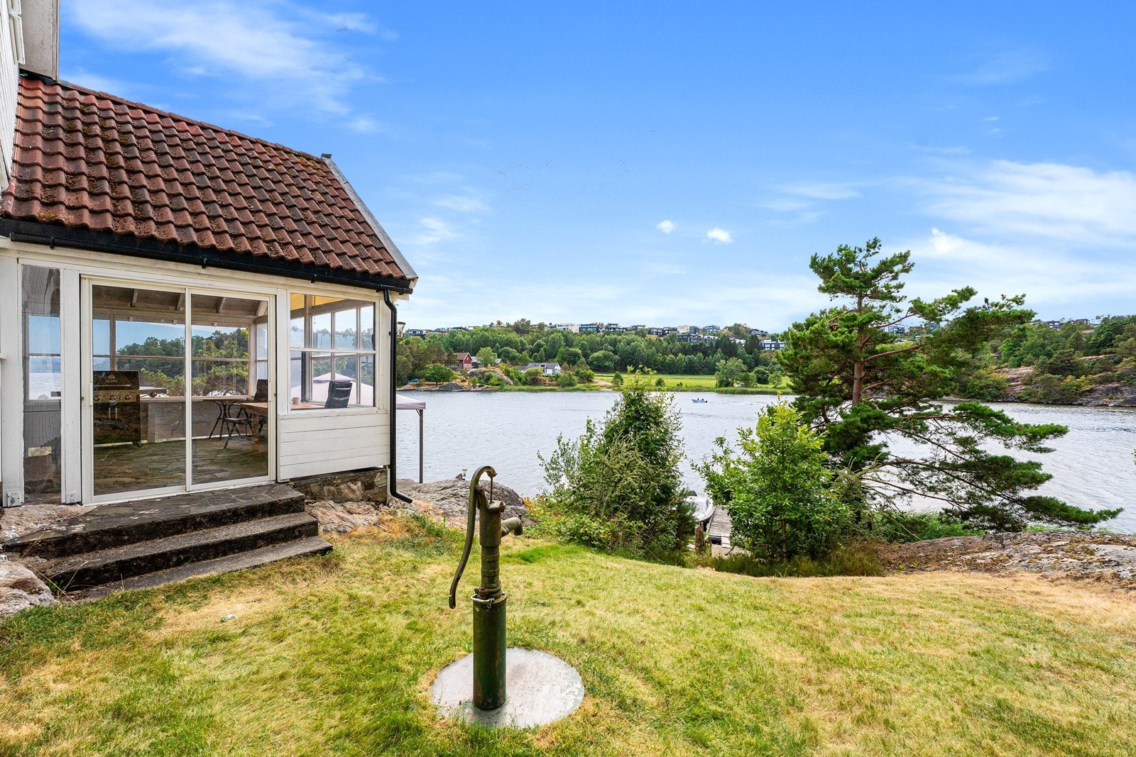 Med sin sørvestvendte beliggenhet nyter hytta svært gode solforhold og sol store deler av dagen, fra morgen til kveld. Galleribilde