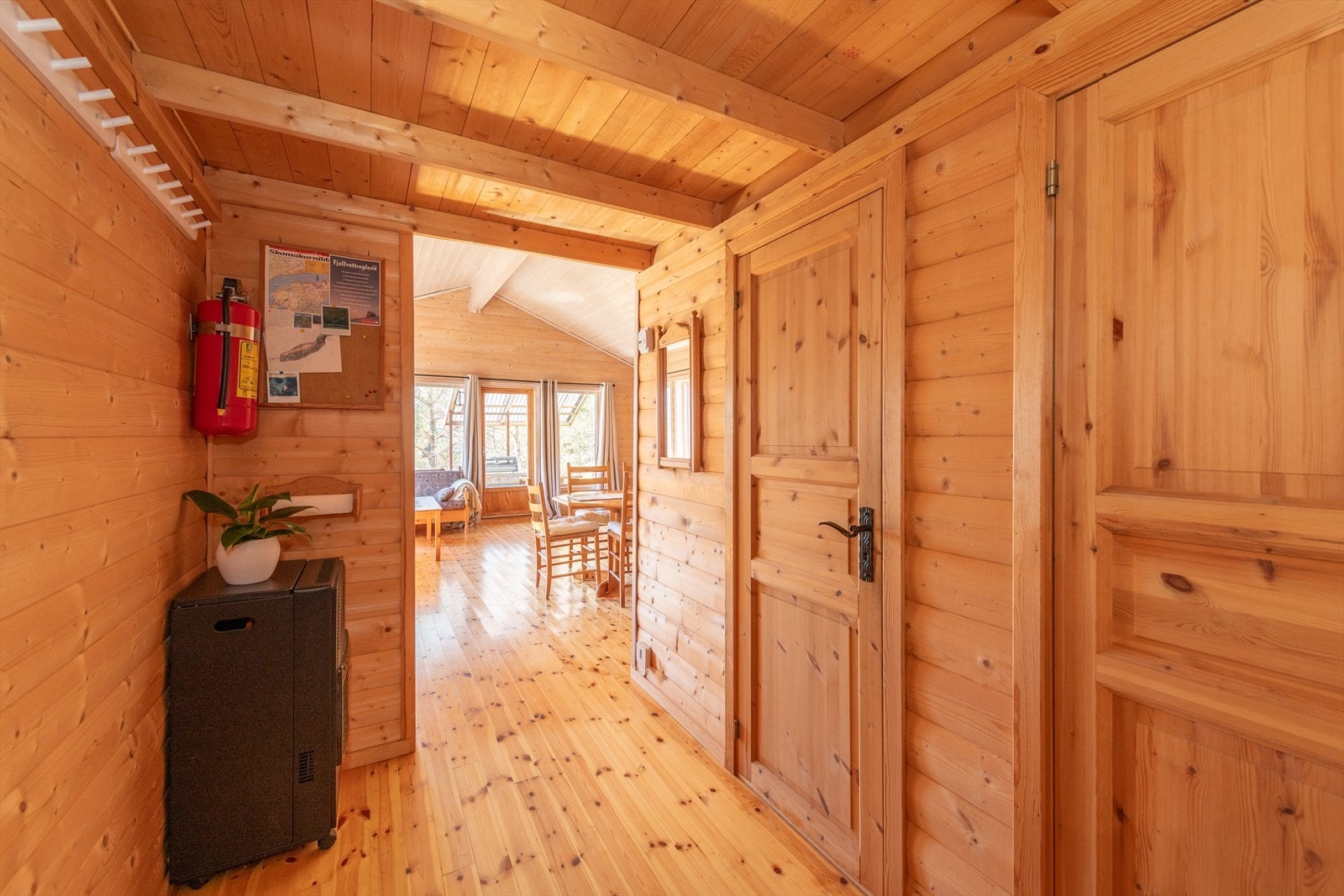 Videre inn i hytten finner du soverommene gang til stue. Galleribilde