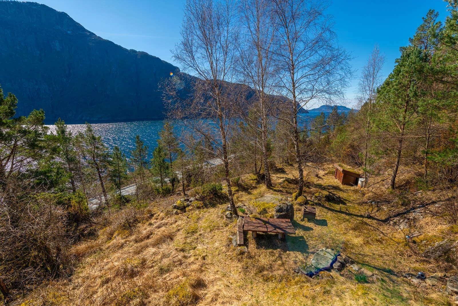 Området rett foran hytten er også hyggelig tilrettelagt med benk og vedbod. Galleribilde