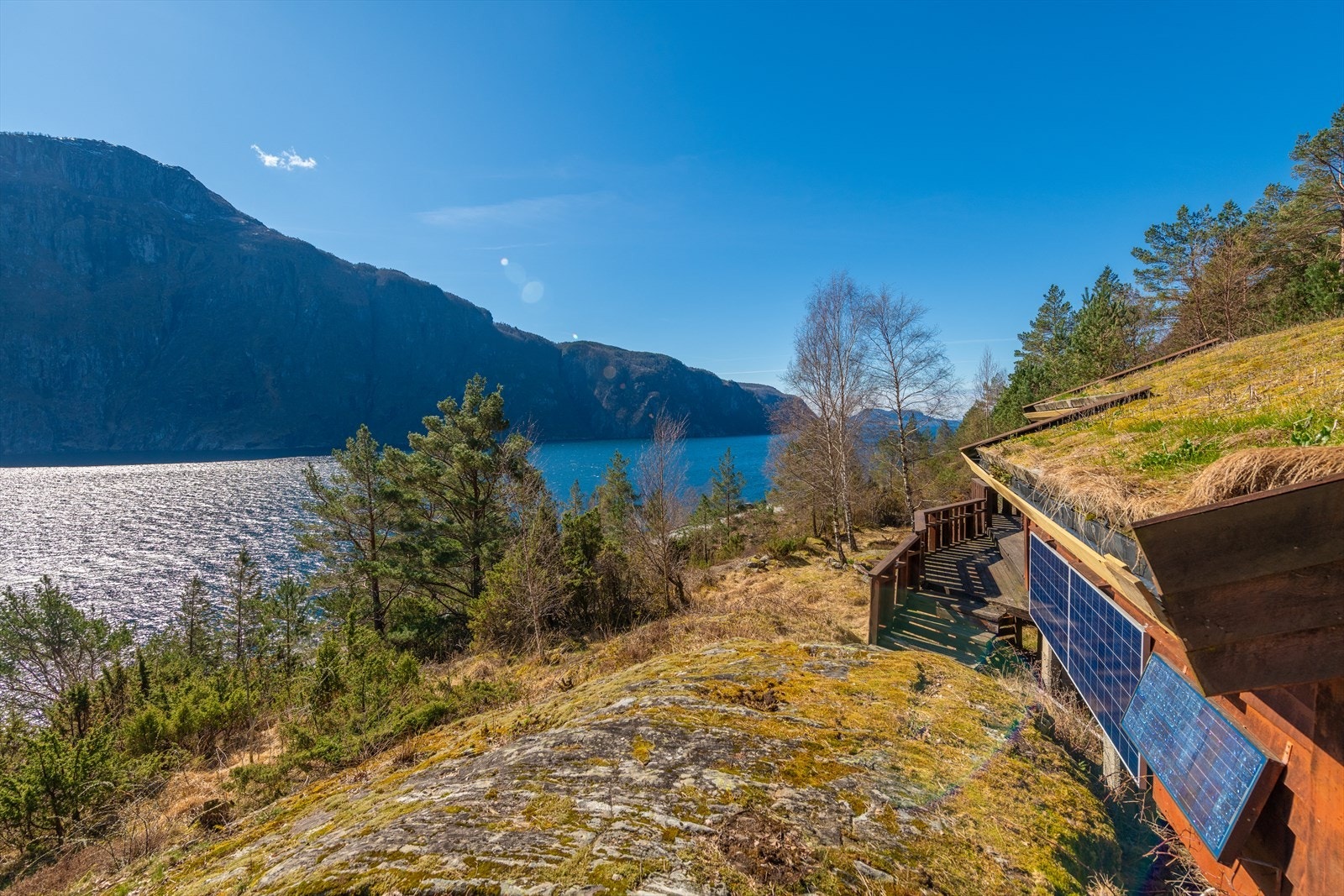 Så kan du nyte den nydelige utsikten fra terrassen med en kaffe i hånda. Galleribilde