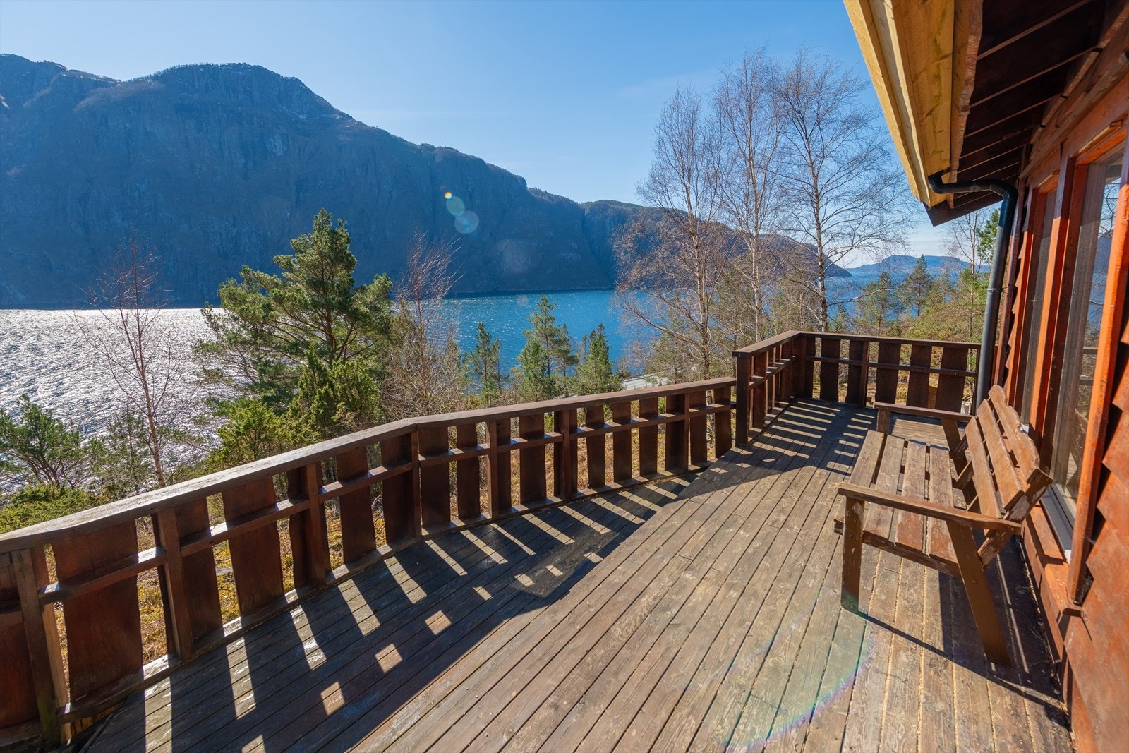 Fra terrassen kan du både nyte solen og panoramautsikten samtidig. Galleribilde