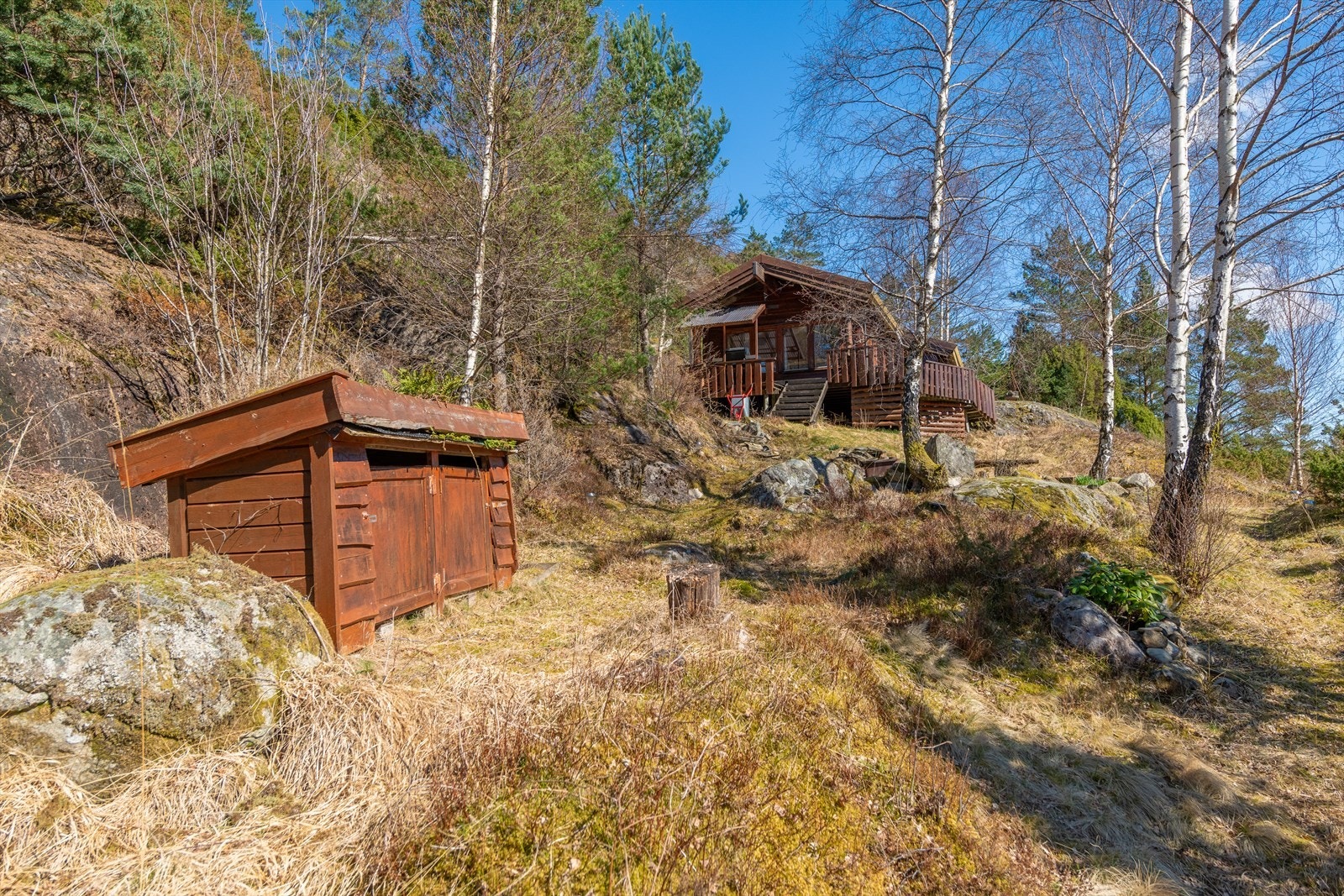 Etter at du har vært ute i båt, følger du stien opp til hytten igjen. Galleribilde