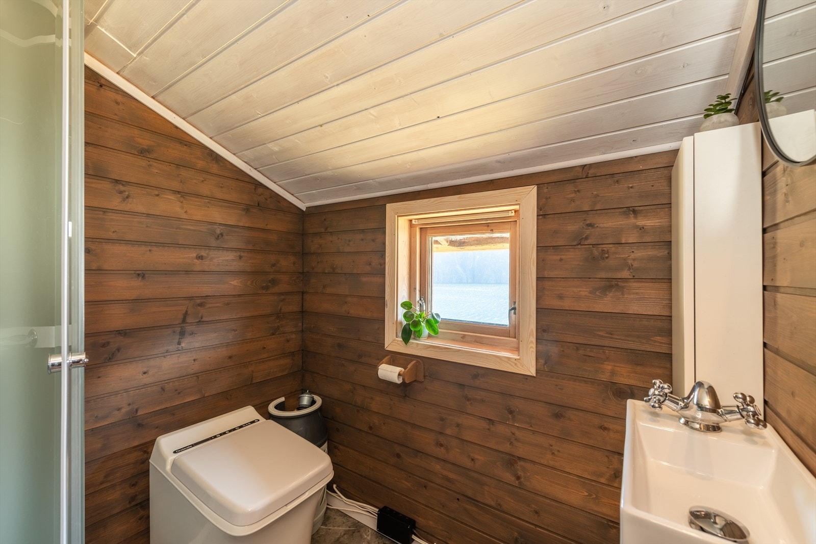 På badet finner du et forbrenningstoalett, dusj og servant. Galleribilde