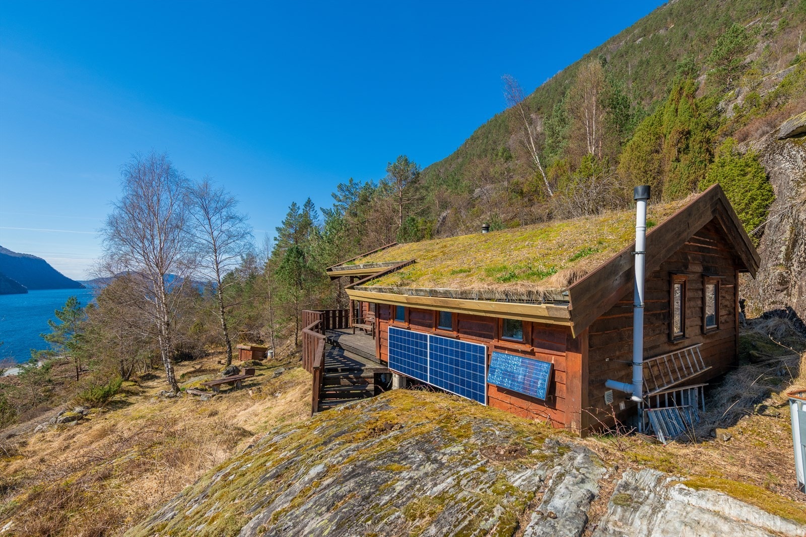 Velkommen til din nye hytte, et idyllisk fristed omgitt av naturens ro. Galleribilde