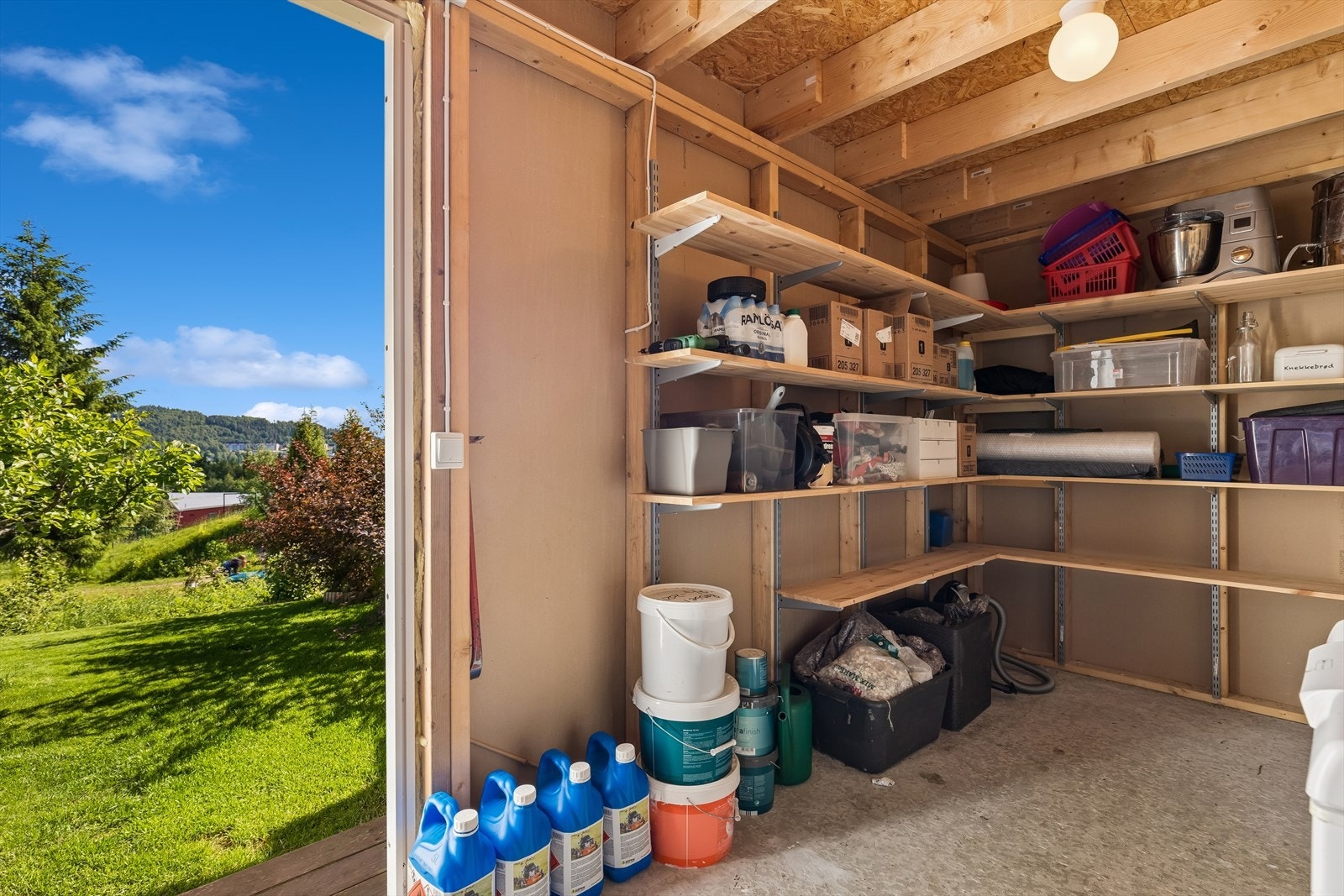 Ekstern bod på 8 m² gir rikelig med lagringsplass for utstyr og redskaper. Galleribilde