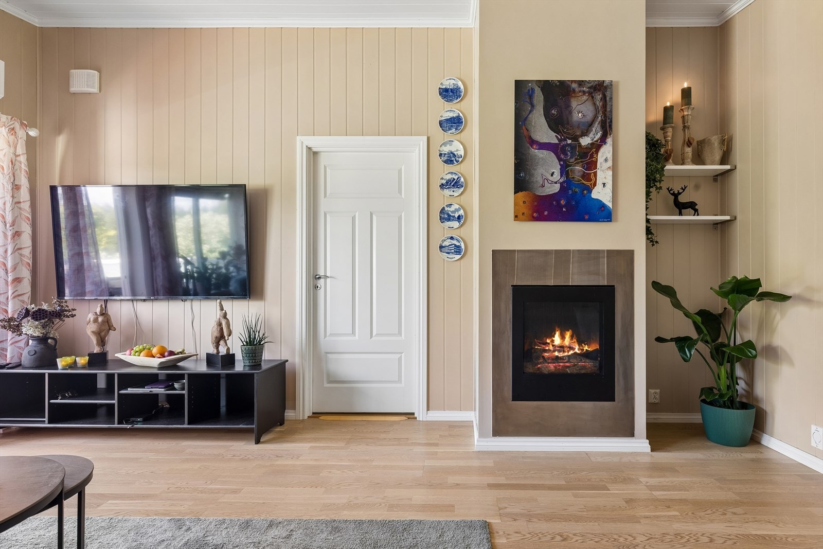 Gasspeisen i stuen gir en jevn og behagelig varme. Serviceavtale via borettslaget. Galleribilde