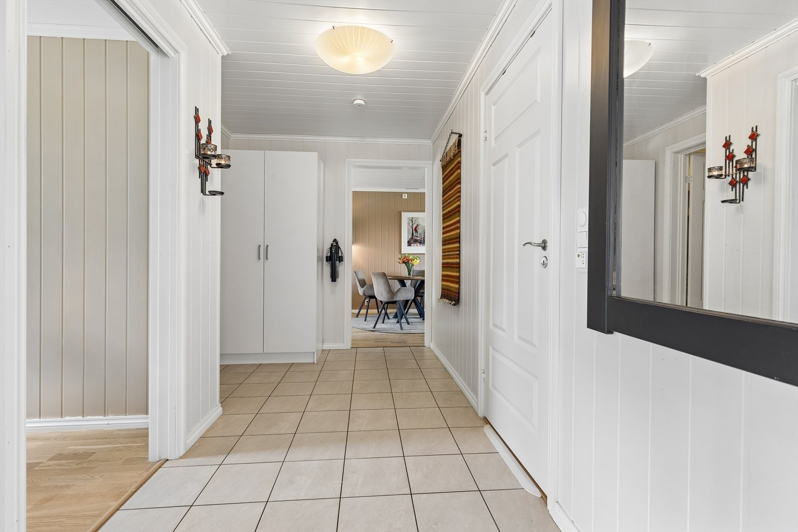 Entréen har flislagt gulv med elektriske varmekabler for en komfortabel velkomst. Galleribilde