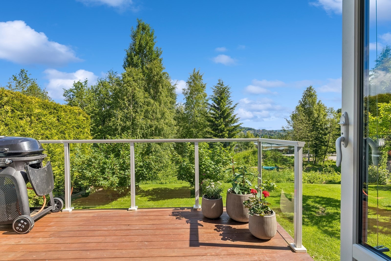 Fra stuen er det utgang til en nordvendt terrasse med glassrekkverk fra 2022. Galleribilde