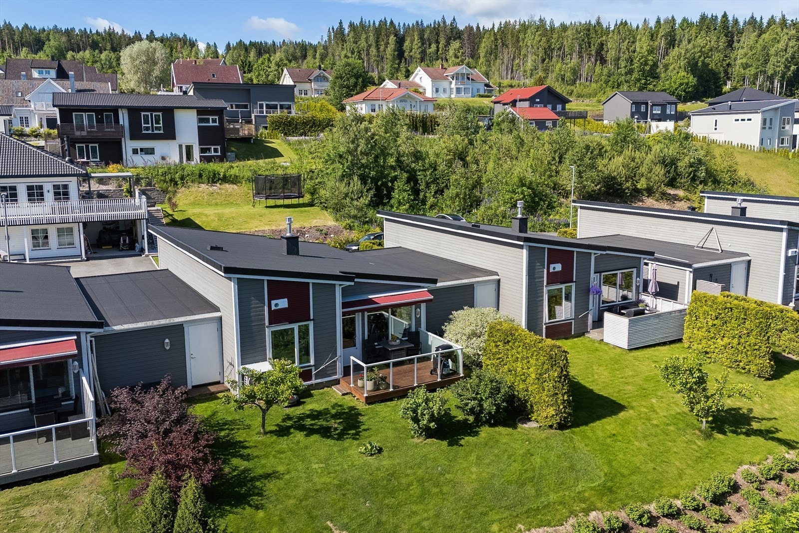 Kort vei til Marikollen skole, barnehage og bussholdeplass. Galleribilde