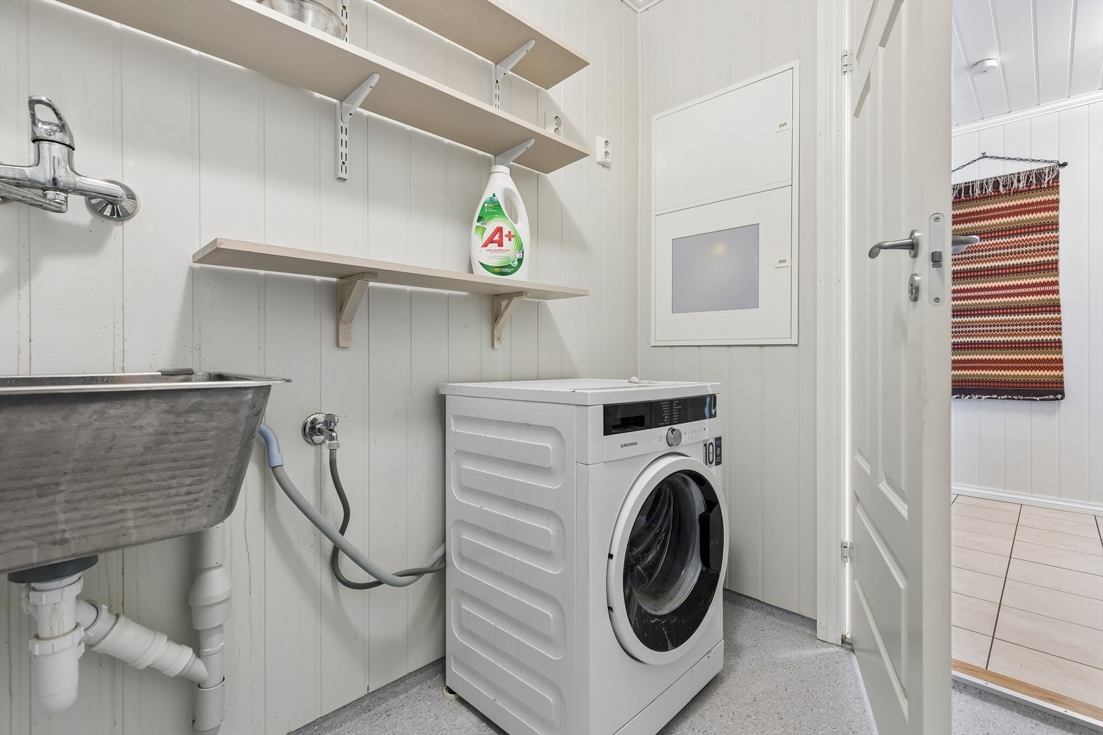 Praktisk teknisk rom med opplegg for vaskemaskin, utslagsvask og ventilasjonsaggregat. Galleribilde