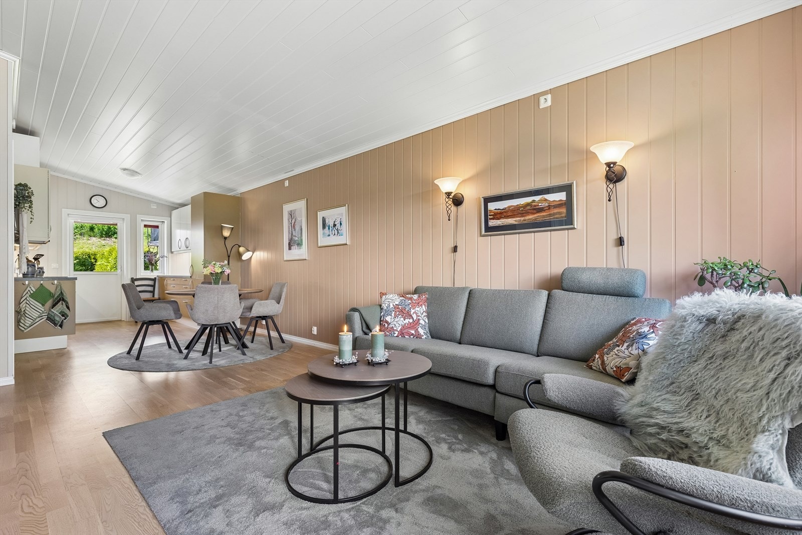 Stuen har åpen løsning mot kjøkkenet, med god plass til både sofagruppe og spisebord. Galleribilde