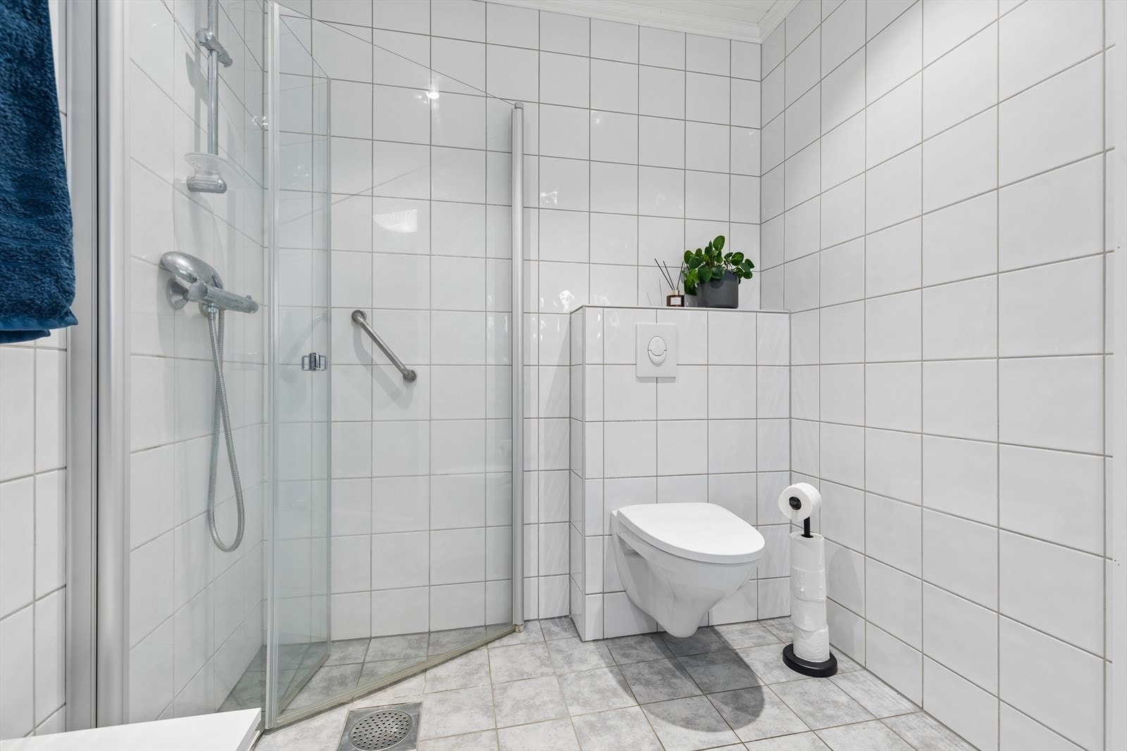 Badet er utstyrt med vegghengt toalett for enklere renhold. Galleribilde