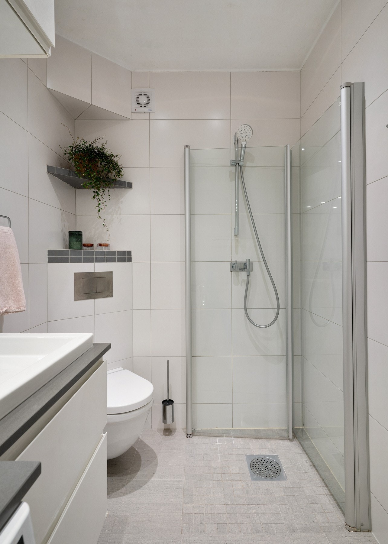 Badet er utstyrt med vegghengt toalett og en romslig dusjløsning. I tillegg er det opplegg for vaskemaskin. Galleribilde