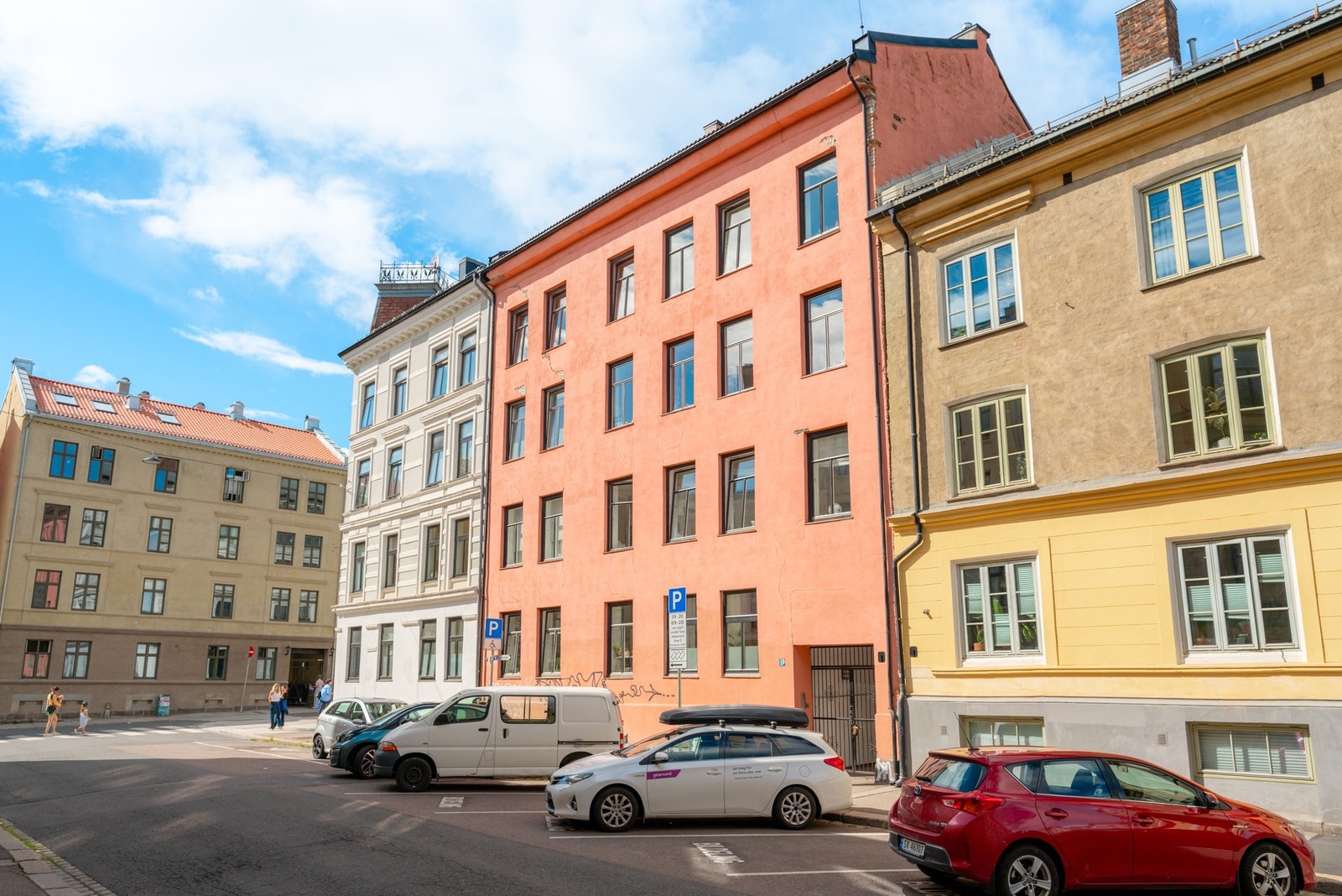 Tilbaketrukket i en rolig blindvei bor du skjermet fra trafikk og bystøy, samtidig som alt Grünerløkka er kjent for ligger bare noen minutters gange unna. Galleribilde