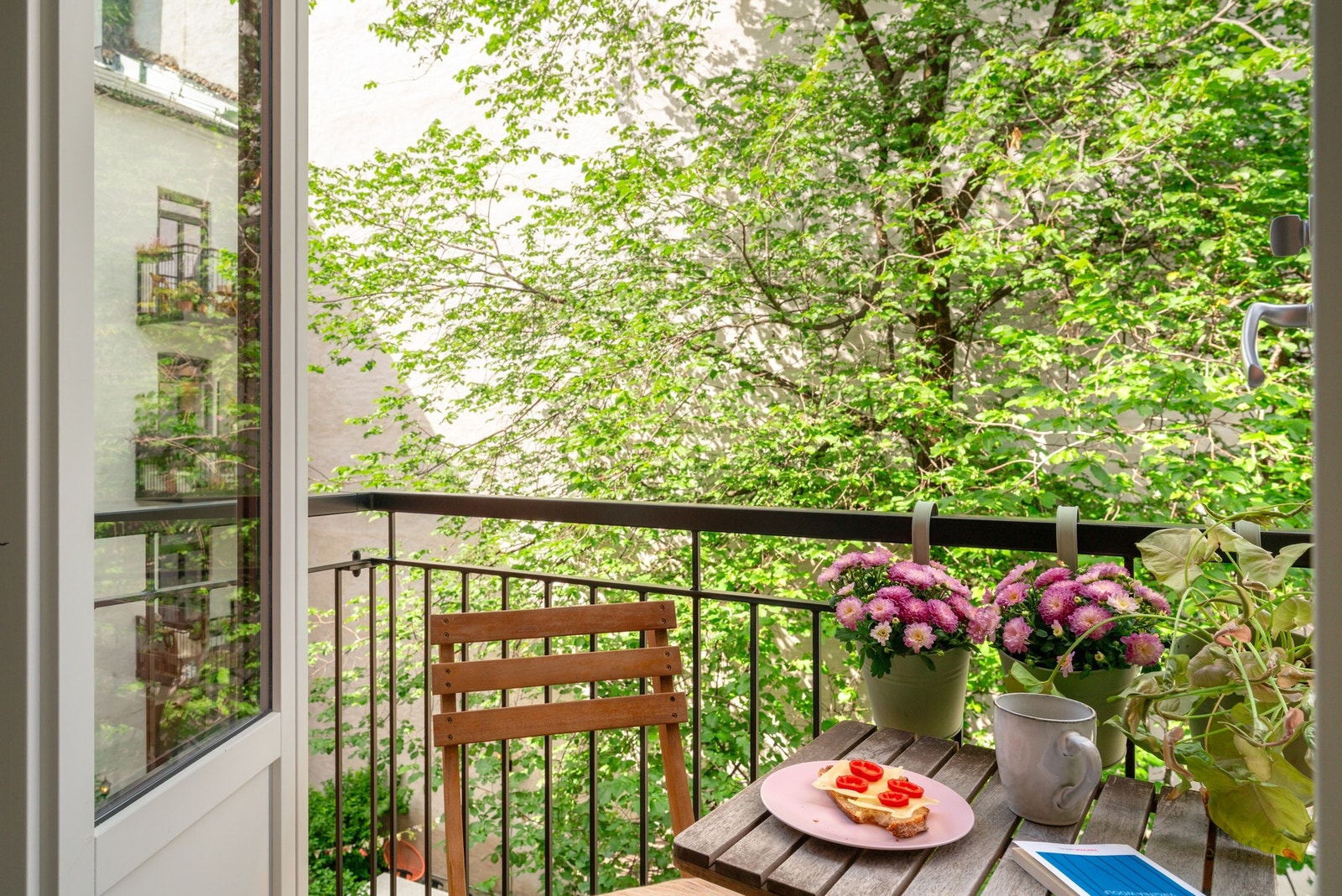 Med utsyn mot den grønne bakgården og god plass til et cafésett, ligger balkongen godt til rette for avslappende stunder utendørs. Galleribilde
